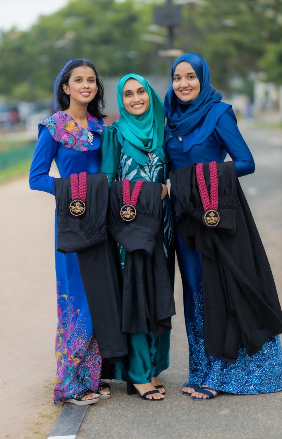 ސުދާ، އޭނައާއެކު ލަންކާގައި ކިޔެވި ދިވެހި ދަރިވަރުންނާއެކު ފޮޓޯ ނަގަނީ.