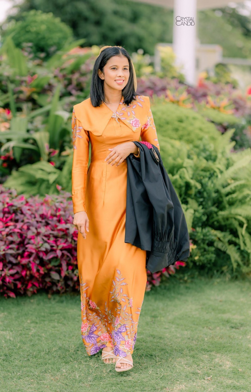 ސުދާ، ގްރެޖުއޭޝަނަށްފަހު ފޮޓޯއެއް ނަގަން ހުއްޓިލައިގެން.