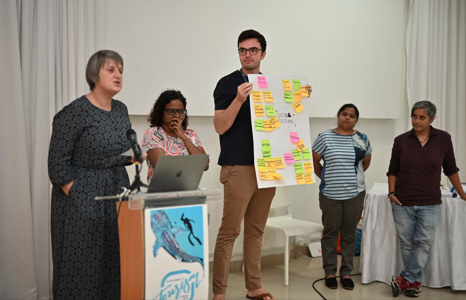 ފޯރަމުގެ ބައިވެރިންގެ ގްރޫޕެއް ޕްރެޒެންޓޭޝަން ހުށަހަޅަނީ. ބައިވެރިންގެ ޕްރެޒެންޓޭޝަންތަކުގައި ރާއްޖެއަށް އެންމެ އެކަށީގެންވާ ސަސްޓެއިނަބިލިޓީ ޕްރެކްޓިސްތަކާ ބެހޭ ގޮތުން ވަނީ މަޝްވަރާ ކޮށްފައި. -- ފޮޓޯ: އައިއެމްޓީއެމް