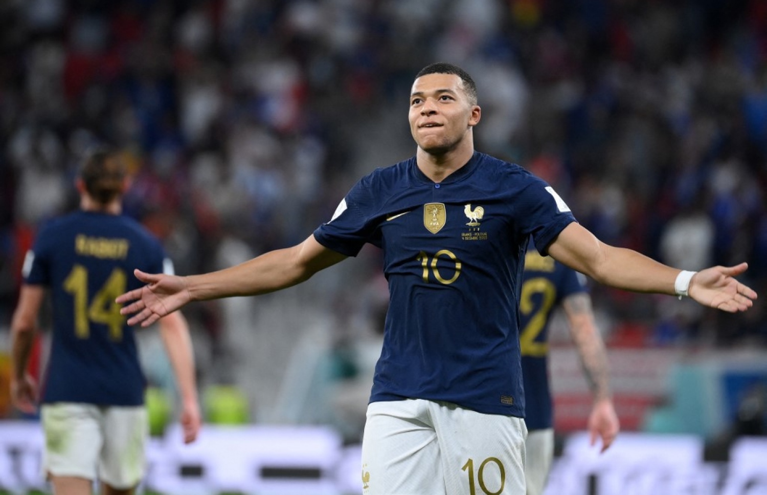 އެމްބާޕޭ، ޕޮލެންޑް ކޮޅަށް ގޯލެއް ޖެހުމަށް ފަހު އުފާފާޅޫކުރަނީ.-- ފޮޓޯ: އޭއެފްޕީ