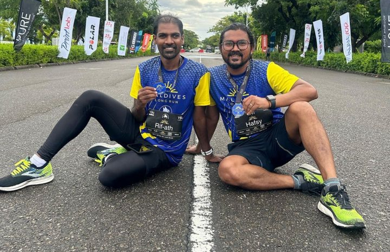 ނޫސްވެރިޔާ ހަފްސީ (ކ) އާއި ކޯޗު ރިއްފަތު މެޑަލް ދައްކާލަނީ.