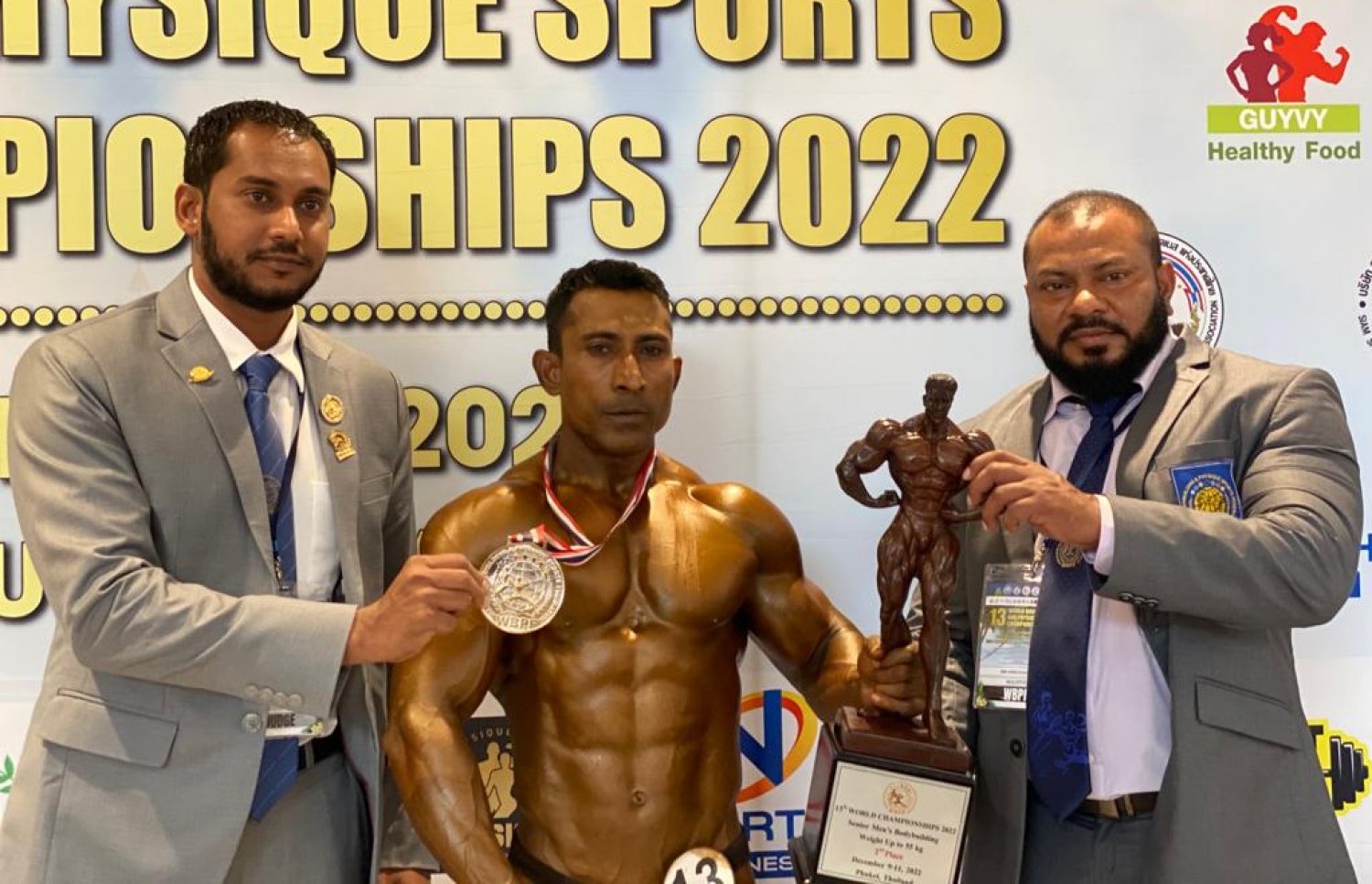 މޯޑް ރިހި މެޑަލް ހޯދުމުން ރާއްޖޭގެ ބޮޑީ ބިލްޑިން އެސޯސިއޭޝަންގެ ރައީސް އިބްރާހިމް ހަމީދު (ކ) އާއި ނައިބު ރައީސް އައިމަން، މޯޑް އާއެކު ފޮޓޯ އަކަށް ހުއްޓިލައިގެން