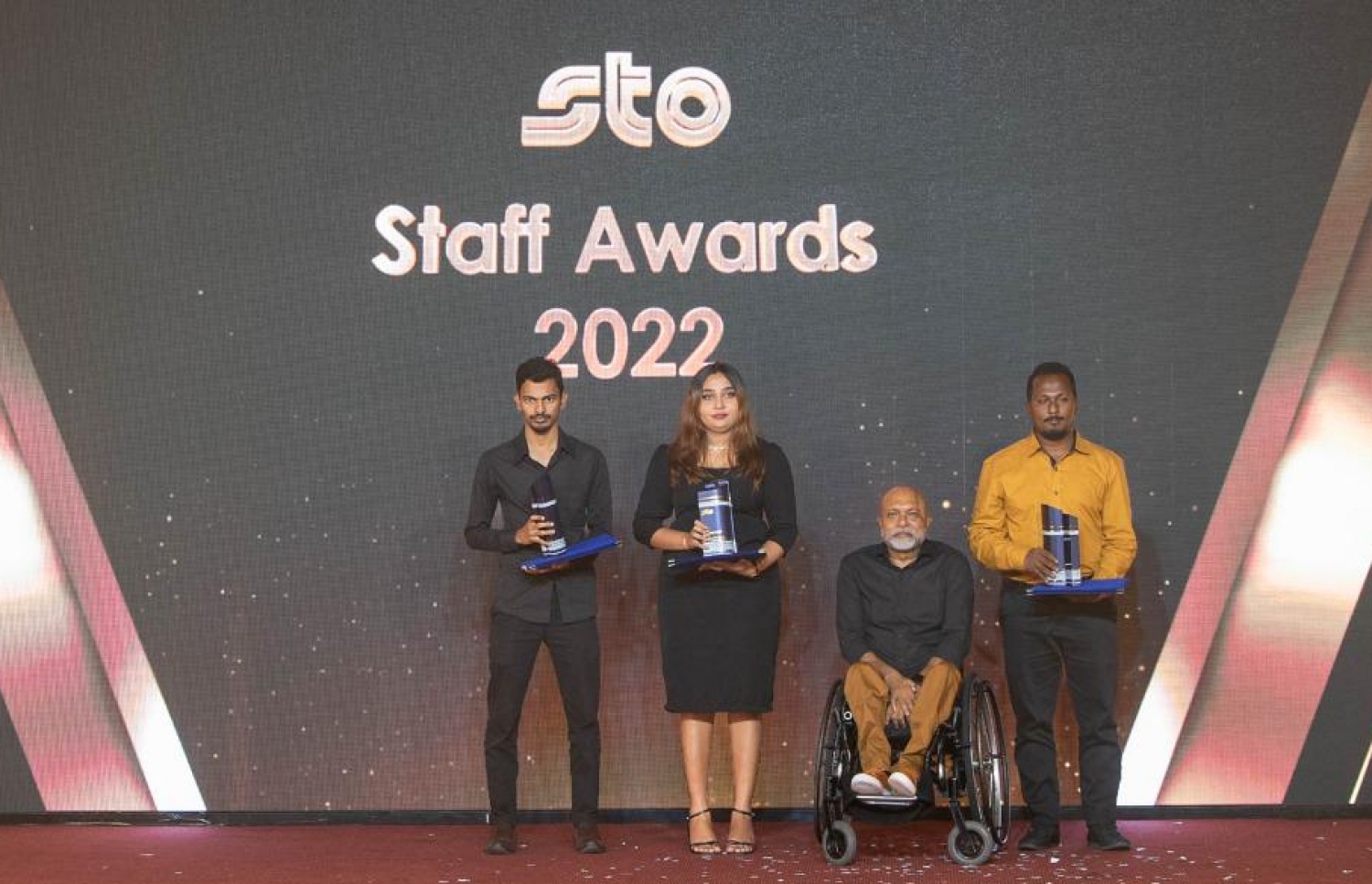 އެސްޓީއޯ ސްޓާފް އެވޯޑް ލިބުނު ބައެއް މުވައްޒަފުން --ފޮޓޯ: އެސްޓީއޯ