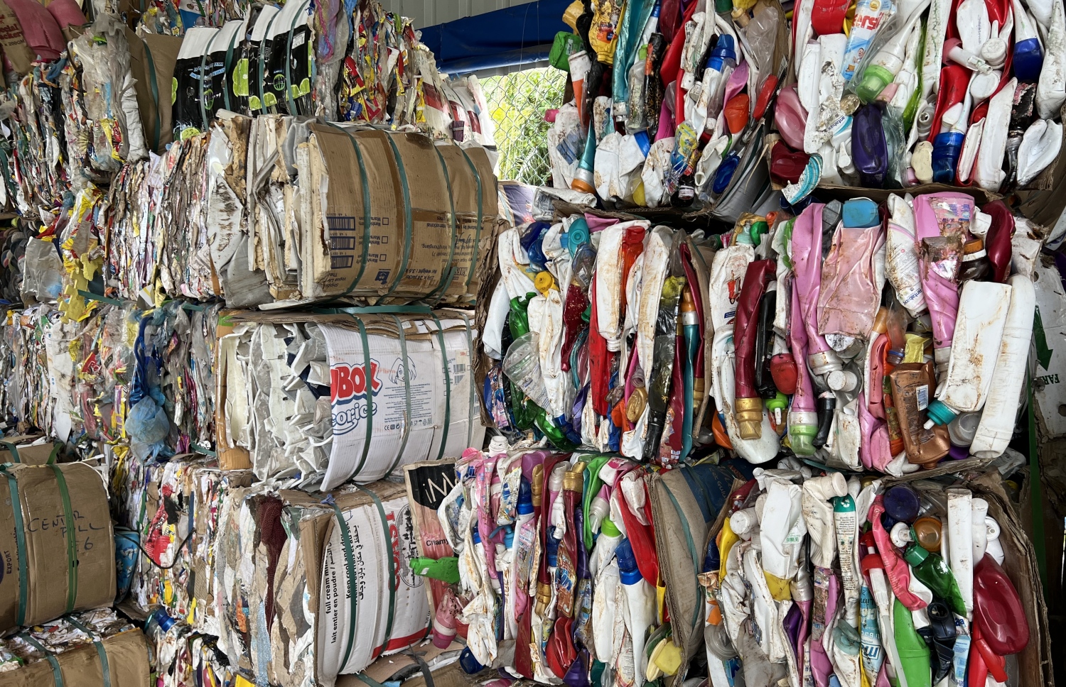 ބ. ކިހާދޫ އިކޯ ސެންޓަރުގައި ޕްލާސްޓިކު ކުނި ފިއްތާފައި -- ފޮޓޯ: މިހާރު