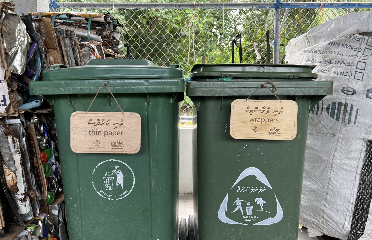 ބ. ކިހާދޫ އިކޯ ސެންޓަރުގައި ޕްލާސްޓިކާއި ކަރުދާސް ކުނި ވަކިކޮށްފައި ޑަސްބިނުގައި -- ފޮޓޯ: މިހާރު