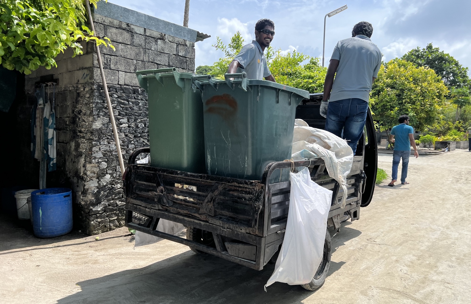 ކިހާދޫގައި ގޭބިސީތަކުން ކުނި ނެގުމުގެ މަސައްކަތް ކުރަނީ -- ފޮޓޯ: މިހާރު