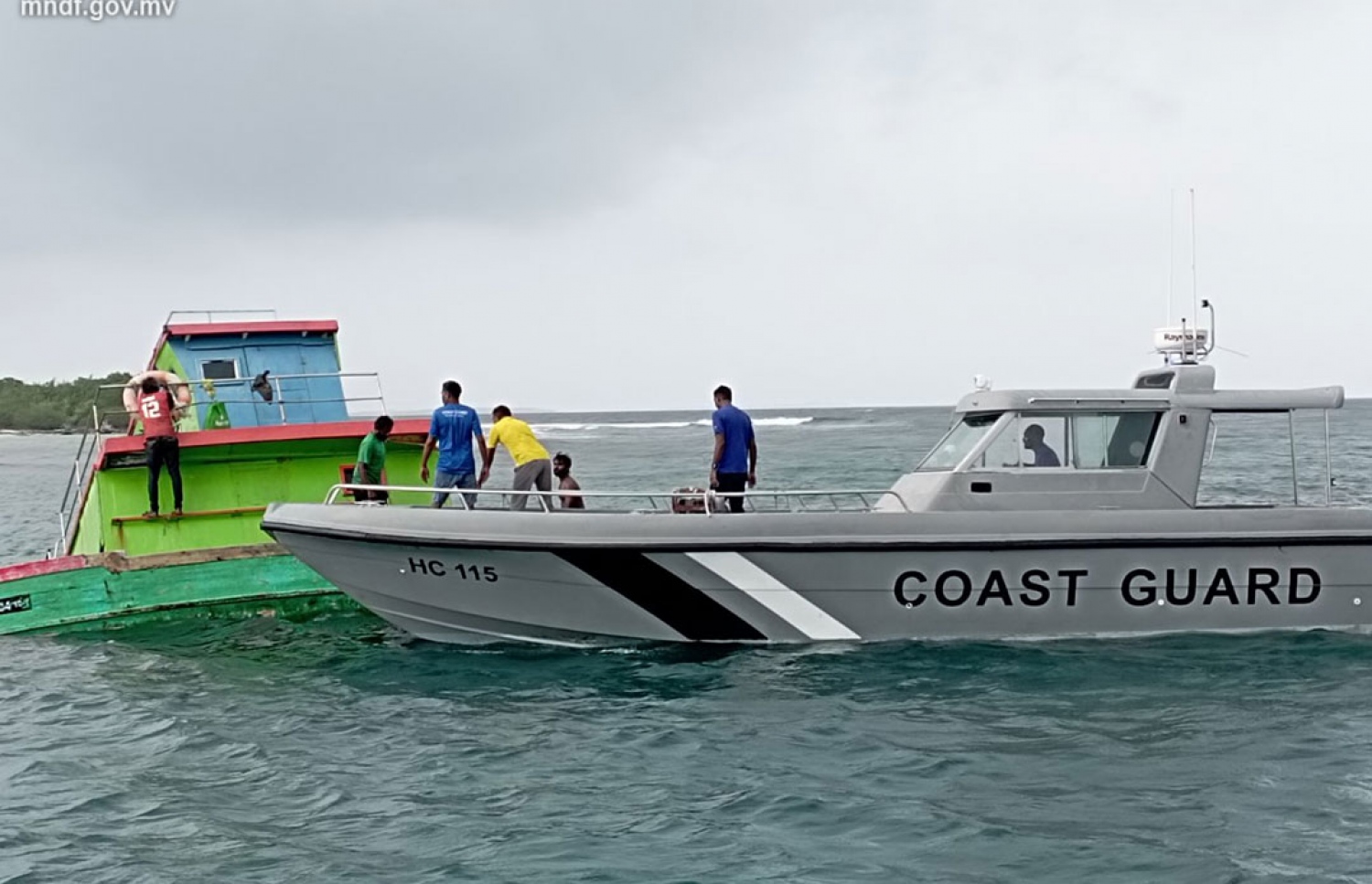 ހދ. ކުޅުދުއްފުށީ "ހައިޝަމް" އަޑިއަށް ގޮސްފައި އޮތްއިރު، އެ ދޯނި ކައިރީގައި ކޯސްޓްގާޑުން އެހީތެރިވަނީ -- ފޮޓޯ: އެމްއެންޑީއެފް