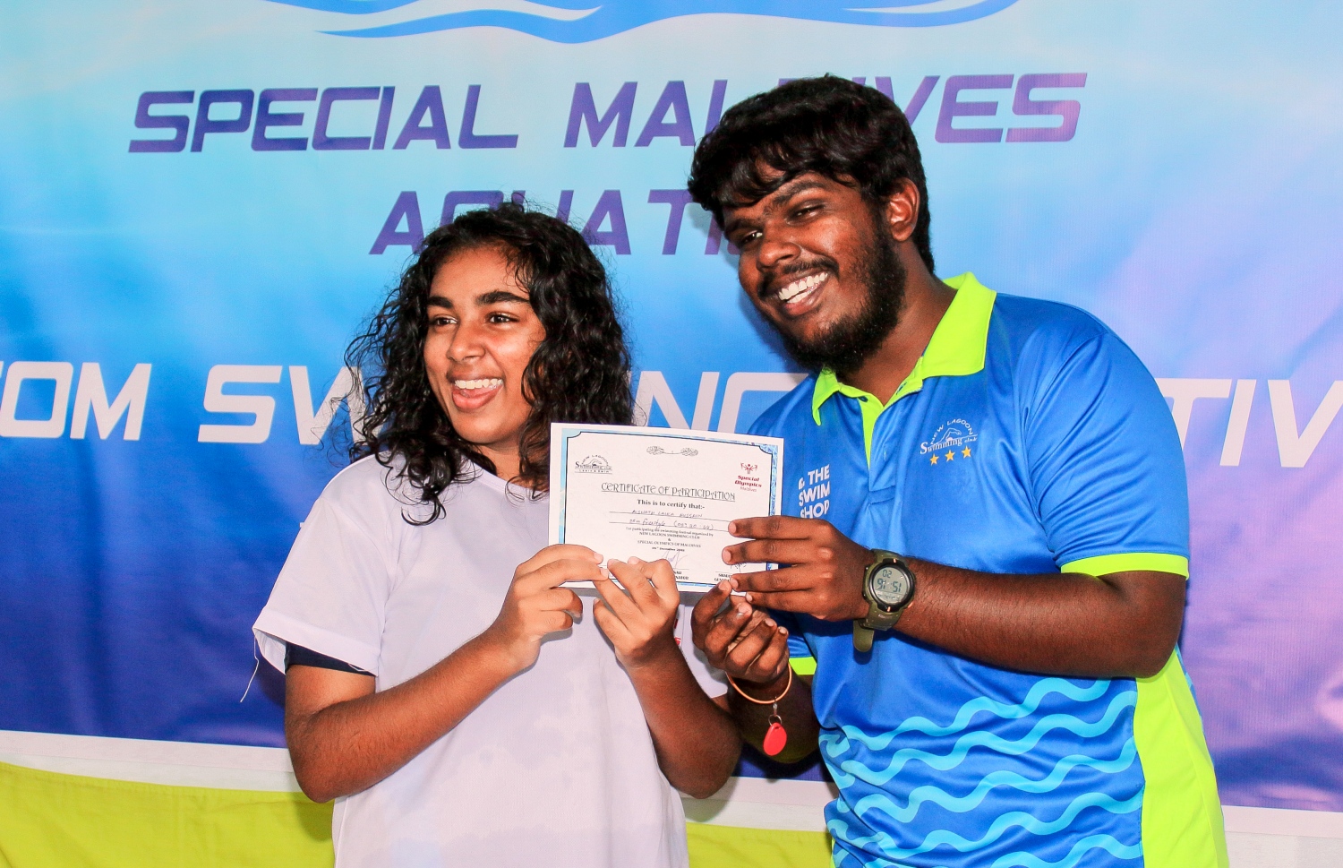 ނިއު ލެގޫން ސްވިމިން ކްލަބުން އިސްނަގައިގެން ބޭއްވި ސްޕެޝަލް އޮލިމްޕިކްގައި ބައިވެރިވި ކުއްޖަކަށް ސެޓްފިކެޓް ހަވާލު ކުރަނީ: އެ ހަރަކާތުގައި 60 ކުއްޖަކު ބައިވެރިވި.--- ފޮޓޯ: ނިއު ލެގޫން ސްވިމިން ކްލަބް