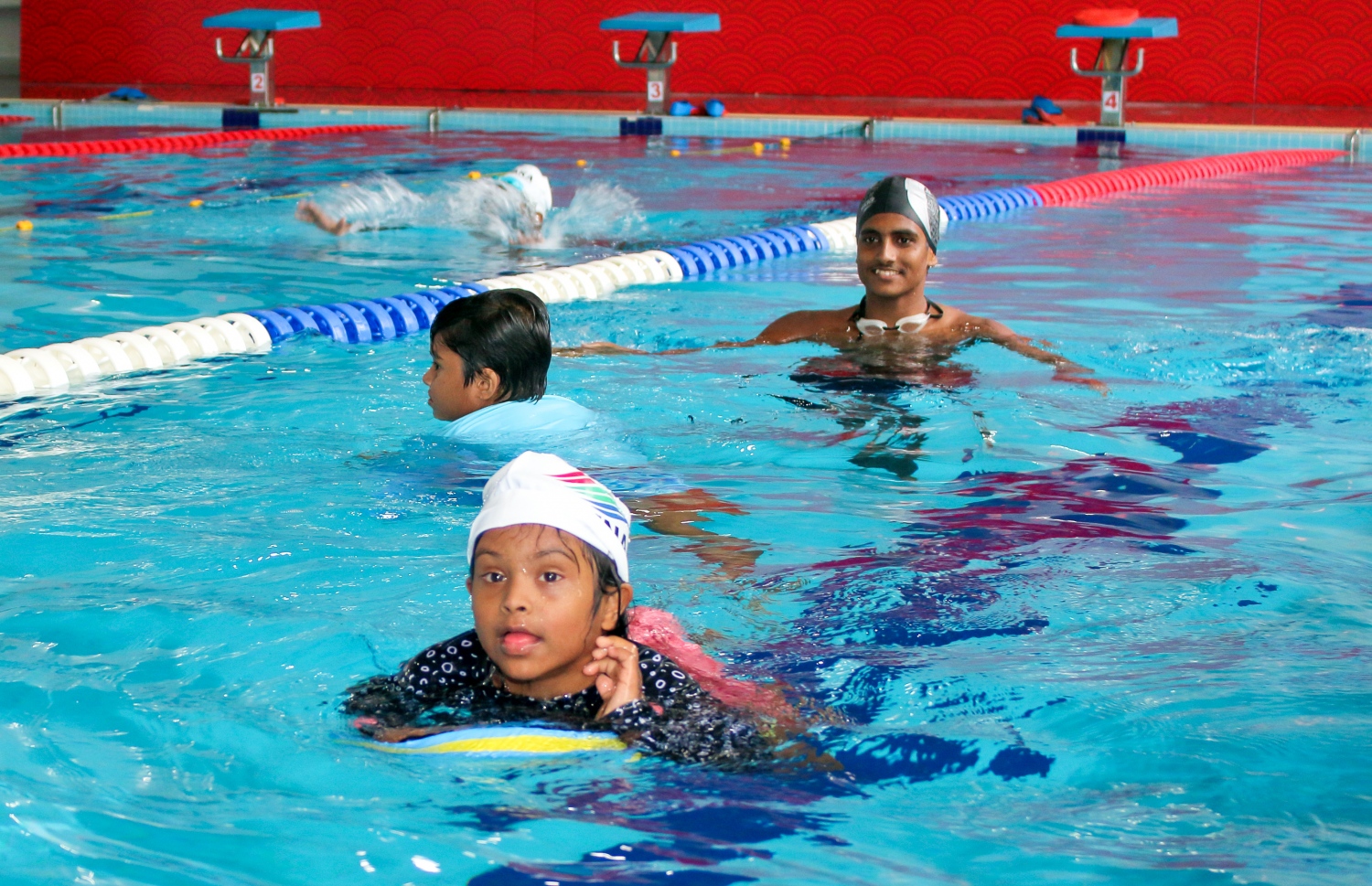 ނުކުޅެދުންތެރިކަން ހުންނަ ކުދިންނަށް ހާއްސަ ކޮށްގެން ނިއު ލެގޫން ސްވިމިން ކްލަބުން ބޭއްވި ސްޕެޝަލް އޮލިމްޕިކް ފެތުމުގެ ހަރަކާތުގައި ބައެއް ކުދިން ބައިވެރިވަނީ.--- ފޮޓޯ: ނިއު ލެގޫން ސްވިމިން ކްލަބް