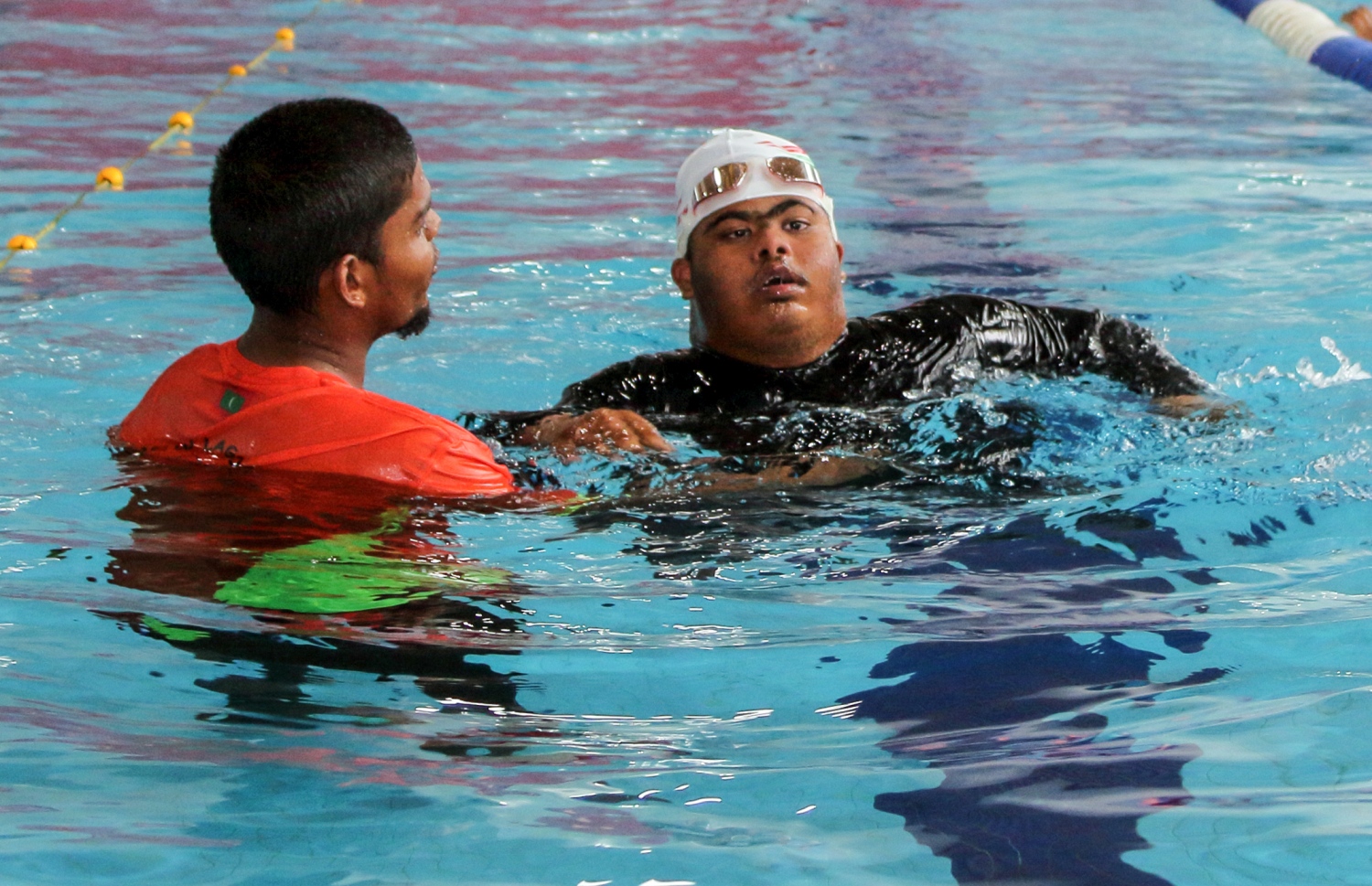 ނުކުޅެދުންތެރިކަން ހުންނަ ކުދިންނަށް ހާއްސަ ކޮށްގެން ނިއު ލެގޫން ސްވިމިން ކްލަބުން ބޭއްވި ސްޕެޝަލް އޮލިމްޕިކް ފެތުމުގެ ހަރަކާތުގައި ބައެއް ކުދިންނަށް އެ ކްލަބްގެ އޮފިޝަލަކު އެހީތެރިވަނީ.--- ފޮޓޯ: ނިއު ލެގޫން ސްވިމިން ކްލަބް