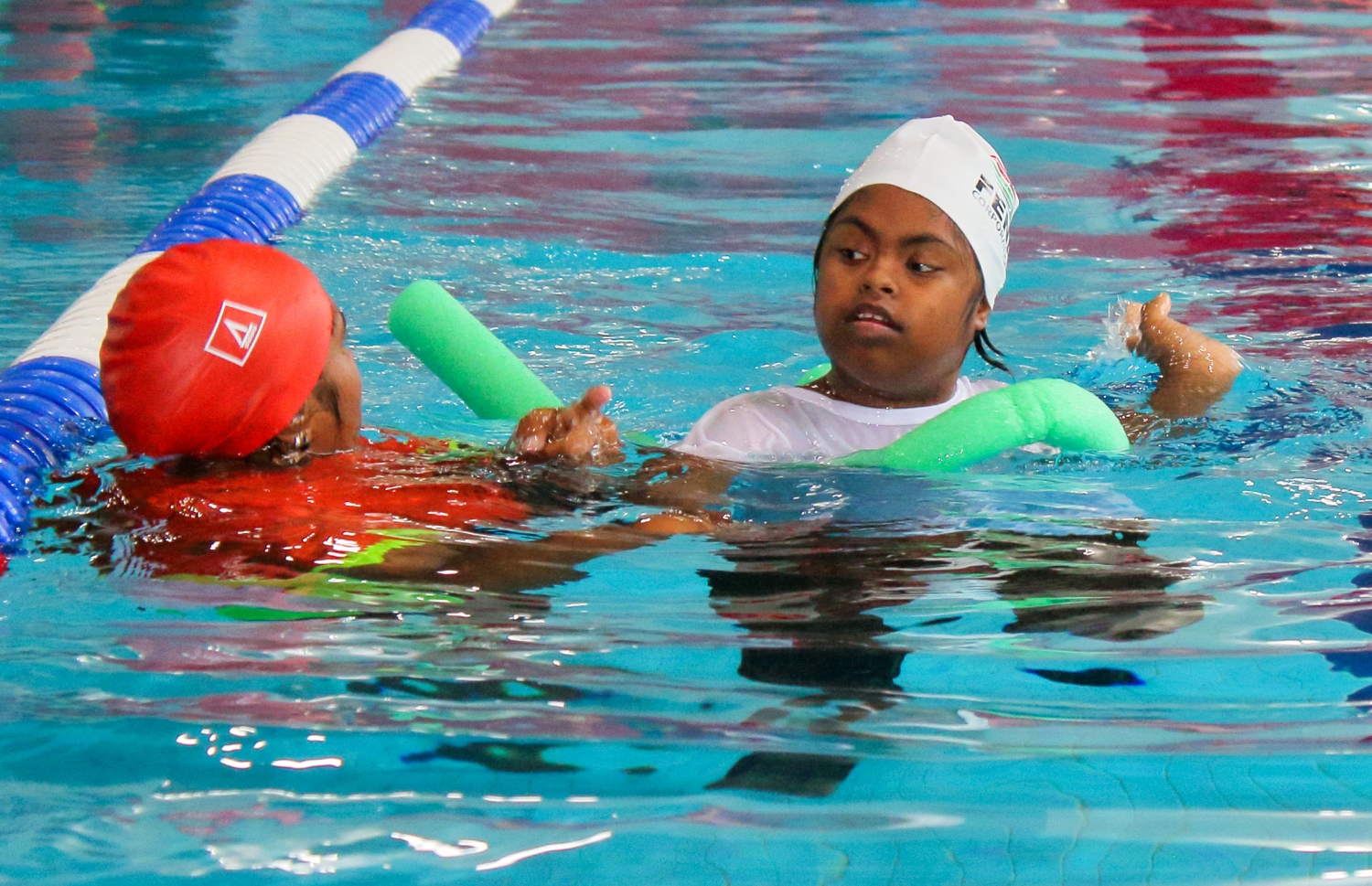 ނުކުޅެދުންތެރިކަން ހުންނަ ކުދިންނަށް ހާއްސަ ކޮށްގެން ނިއު ލެގޫން ސްވިމިން ކްލަބުން ބޭއްވި ސްޕެޝަލް އޮލިމްޕިކް ފެތުމުގެ ހަރަކާތުގައި ބައެއް ކުދިންނަށް އެ ކްލަބްގެ އޮފިޝަލަކު އެހީތެރިވަނީ.--- ފޮޓޯ: ނިއު ލެގޫން ސްވިމިން ކްލަބް