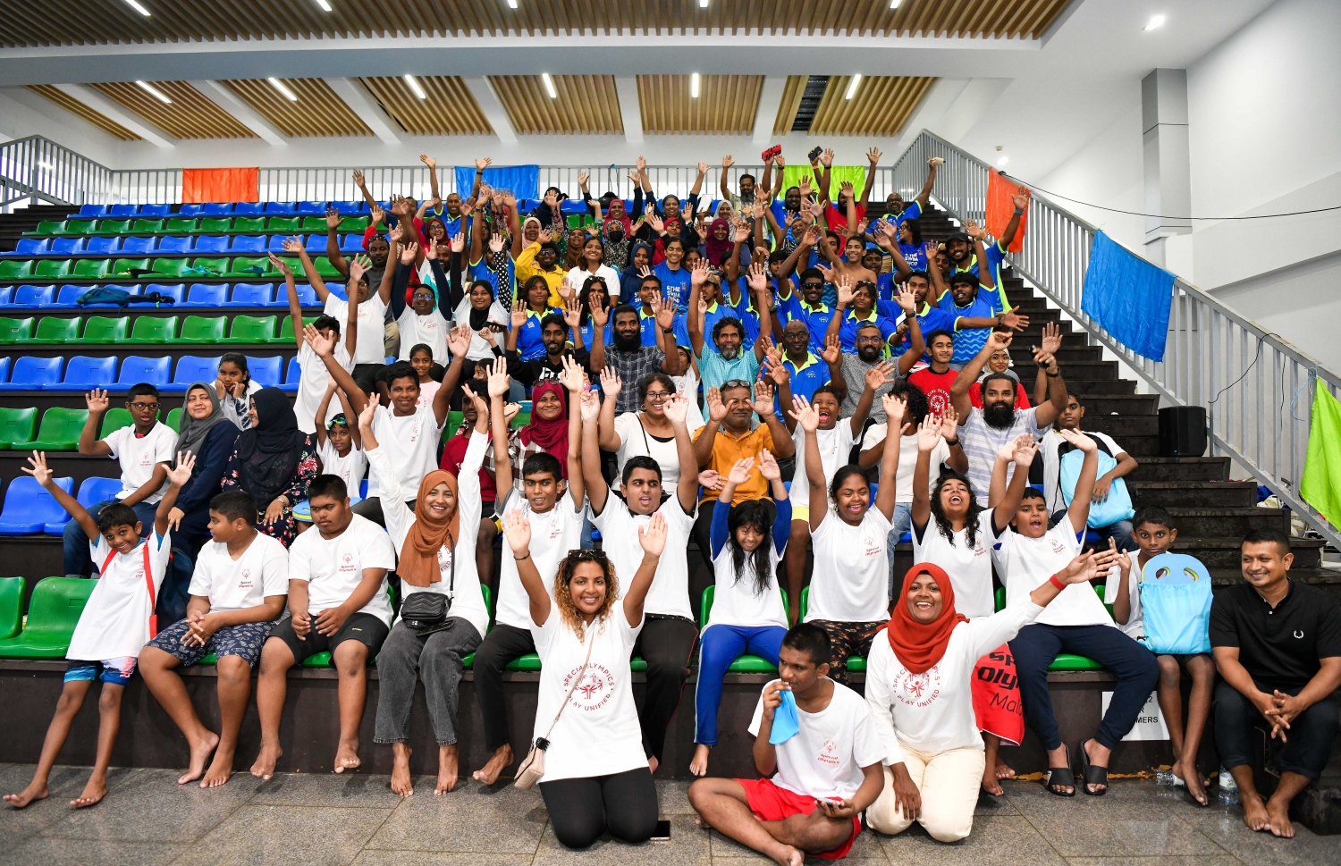 ނިއު ލެގޫން ސްވިމިން ކްލަބްގެ ފަރާތުން ހުޅުމާލޭ ސްވިމިންޕޫލްގައި ބޭއްވި ސްޕެޝަލް އޮލިމްޕިކްގެ ބައިވެރިވި ކުދިންނާއި އޮފިޝަލުން ފޮޓޯ އަކަށް ތައްޔާރުވެގެން.--- ފޮޓޯ: ފަޔާޒު މޫސާ| މިހާރު