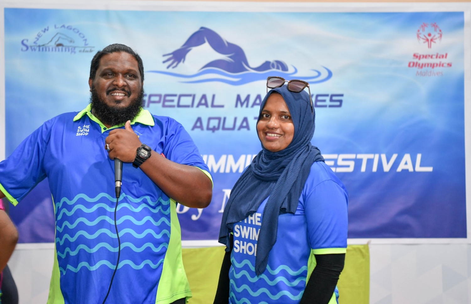 ނިއު ލެގޫން ސްވިމިން ކްލަބުން ބޭއްވި ސްޕެޝަލް އޮލިމްޕިކް ހަރަކާތުގައި އެ ކްލަބުގެ ސްވިމިން ކޯޗެއް ކަމަށްވާ މުހައްމަދު ޖައުފަރު (ޖެފް) އާއި ސެކްރެޓަރީ ޖެނެރަލް ޝާދިޔާ ހަސަން.--- ފޮޓޯ: ފަޔާޒު މޫސާ| މިހާރު