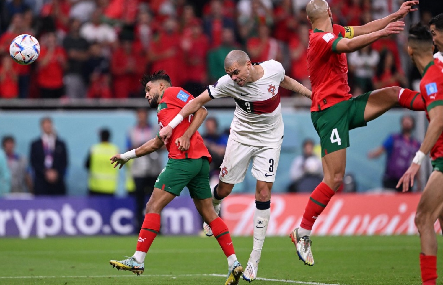 ޕެޕޭ، މެޗުގެ ފަހު ވަގުތު ބޮލުން ހަމަލާއެއް ފޮނުވާލަނީ.-- ފޮޓޯ: އޭއެފްޕީ