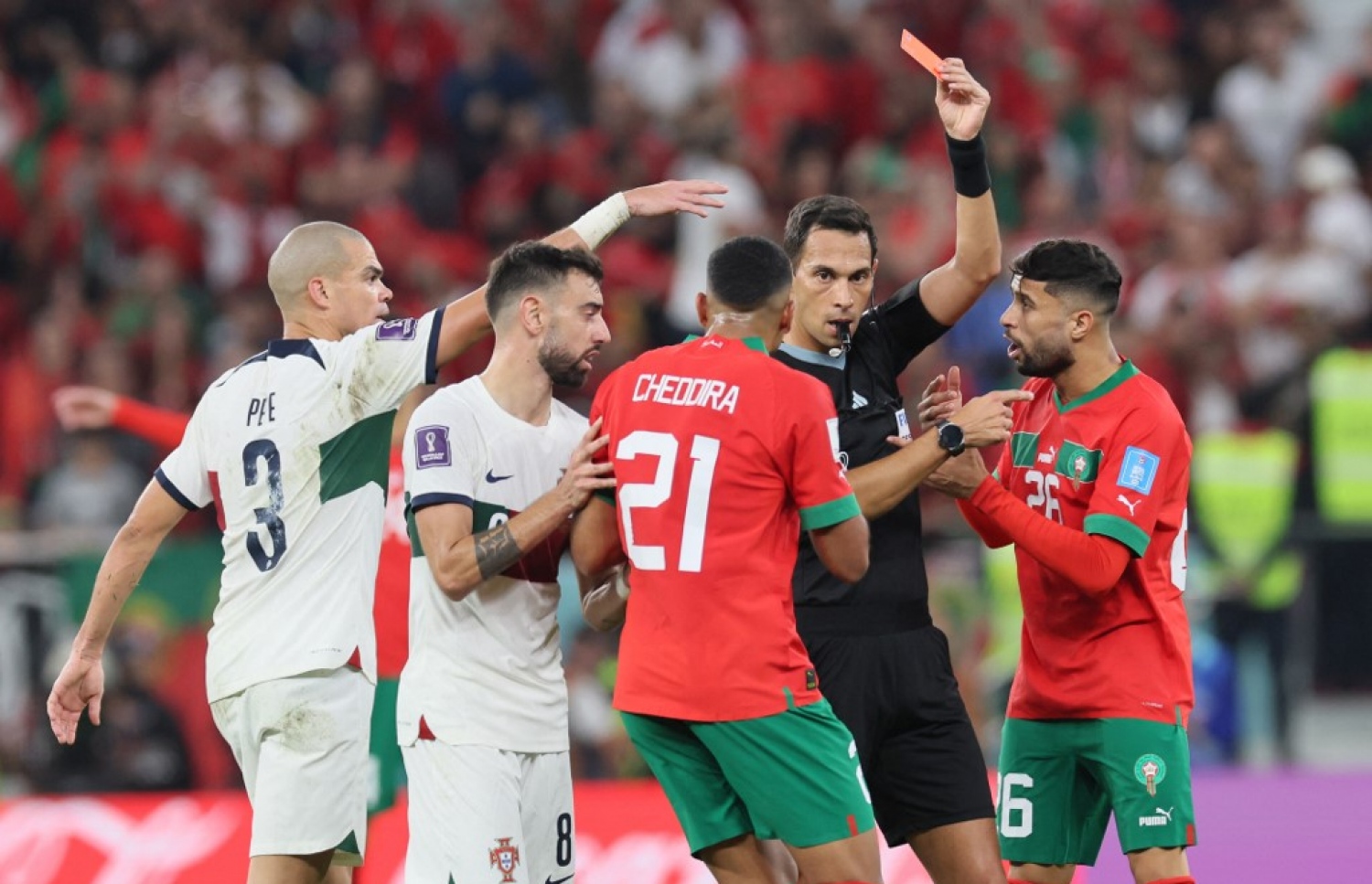 ރެފްރީ ފަކުންޑޯ ޓެލޯ، މޮރޮކޯގެ ވަލީދު ޝެދީރާ އަށް ރަތް ކާޑު ދައްކަނީ.-- ފޮޓޯ: އޭއެފްޕީ