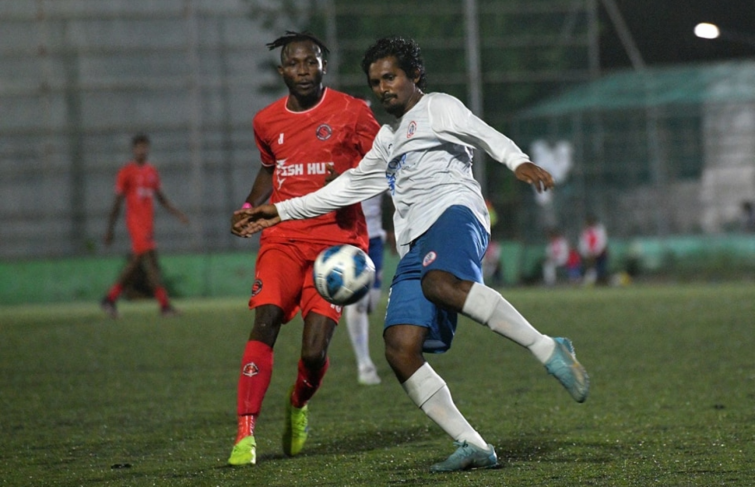 ސެމީ ފައިނަލް މެޗުގައި މަސްއޮޑި ސްޕޯޓްސްގެ ޑިފެންޑަރު އަހުމަދު އައްސަދު، ސެންޓް ސްޕޯޓްސް ޓީމުގެ ބިދޭސީ ފޯވާޑް އަލާބީ ދާއޫދަށް ބޯޅަ ލިބުމުގެ ކުރިން ކްލިއާ ކޮށްލަނީ.-- ފޮޓޯ: އެފްއޭއެމް