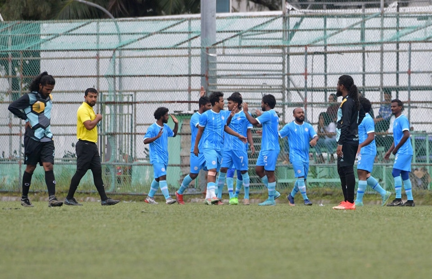 ސެމީ ފައިނަލް މެޗުގައި ލެގޫންސް އިން ލަނޑެއް ޖެހުމަށް ފަހު އުފާފާޅުކުރަނީ.-- ފޮޓޯ: އޭއެފްޕީ