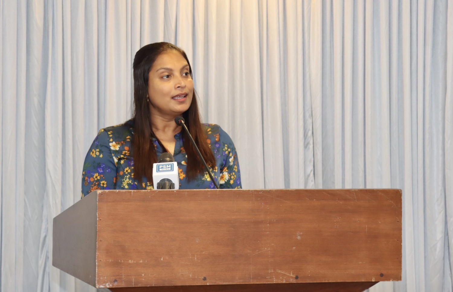 ހާއްސަ އެހީއަށް ބޭނުންވާ ކުދިންނަށް މިއަދު ބޭއްވި ތައލީމާ ގުޅޭ ސެމިނާގައި މިނިސްޓަރު ޑރ. އައިޝަތު އަލީ ވާހަކަ ދައްކަވަނީ.-- ފޮޓޯ: ޔުނިސެފް