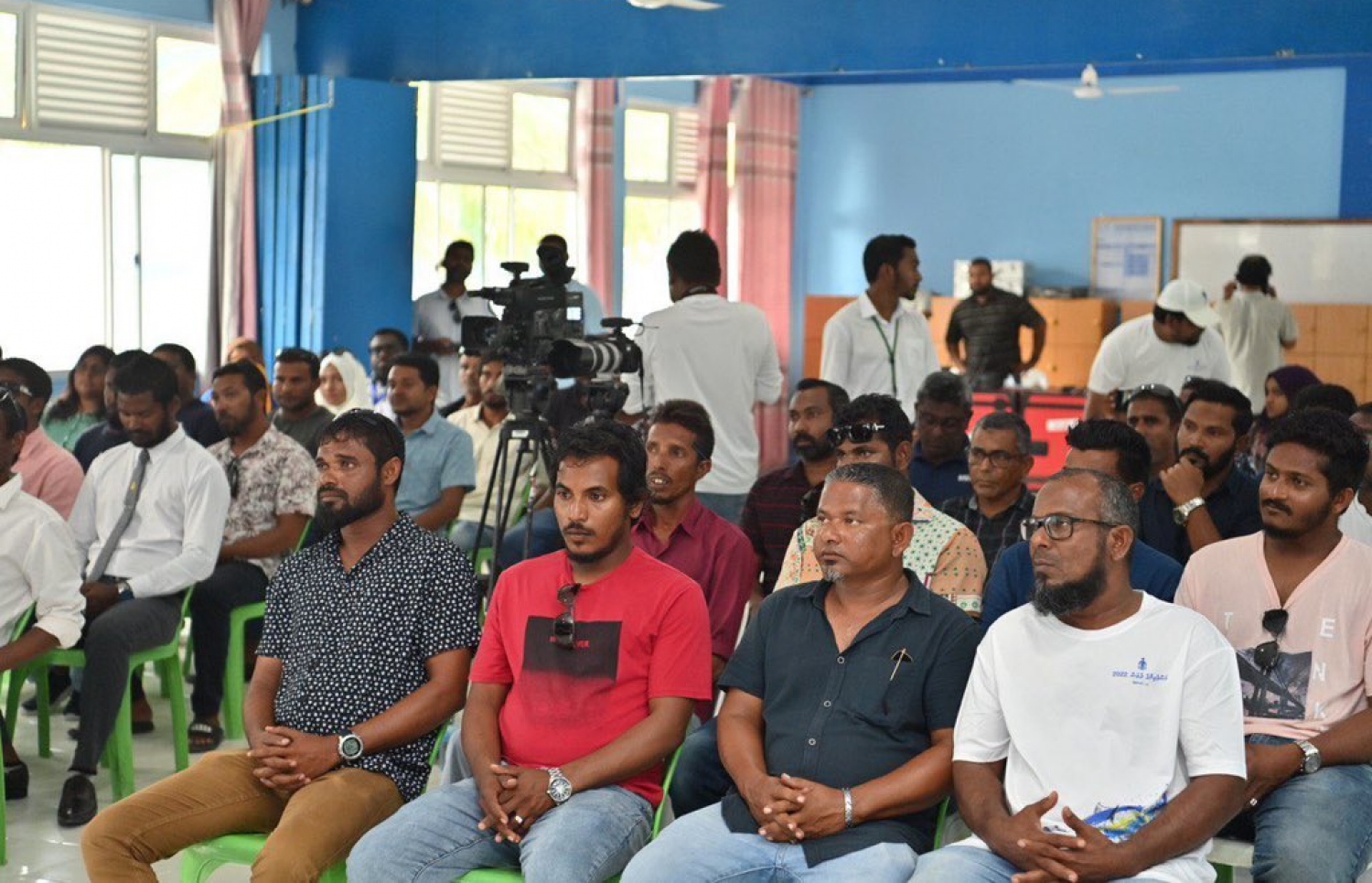 މި ރަށުގެ ސްކޫލު ހޯލުގައި ބޭއްވި ބައްދަލުވުމުގައި، މަސްވެރިންތަކެއް ރައީސް އިބްރާހިމް މުހައްމަދު ސޯލިހުއާ ބައްދަލުކުރަނީ.-- ފޮޓޯ: ރައީސް އޮފީސް