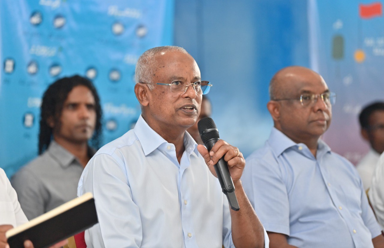 މި ރަށުގެ ސްކޫލު ހޯލުގައި ބޭއްވި ބައްދަލުވުމުގައި ރައީސް އިބްރާހިމް މުހައްމަދު ސޯލިހު، މަސްވެރިންނާ ބައްދަލުކުރައްވަނީ.-- ފޮޓޯ: ރައީސް އޮފީސް