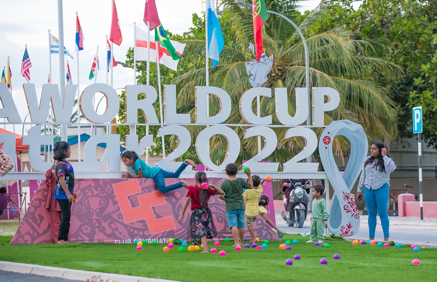 ވޯލްޑް ކަޕްގެ ފޯރި ނަގައި، މެޗުތައް ބަލަން އޭދަފުށީގެ ކްލަބް ކޮމްބިނޭޝަން (ސީސީ) އިން ތައްޔާރުކުރި ފޭން ޒޯން: ދިރާގާ ގުޅިގެން ތައްޔާރުކުރި ފޭން ޒޯނަށް ރަށުގެ ގިނަ ކުޑަކުދިންތަކެއް ކޮންމެ ދުވަހަކު ވެސް ޖަމާވެ، މަޖާކުރުމުގެ ހަރަކާތްތައް ކުރިއަށް ގެންދޭ.--- ފޮޓޯތައް: އަހުމަދު ޔާނިއު