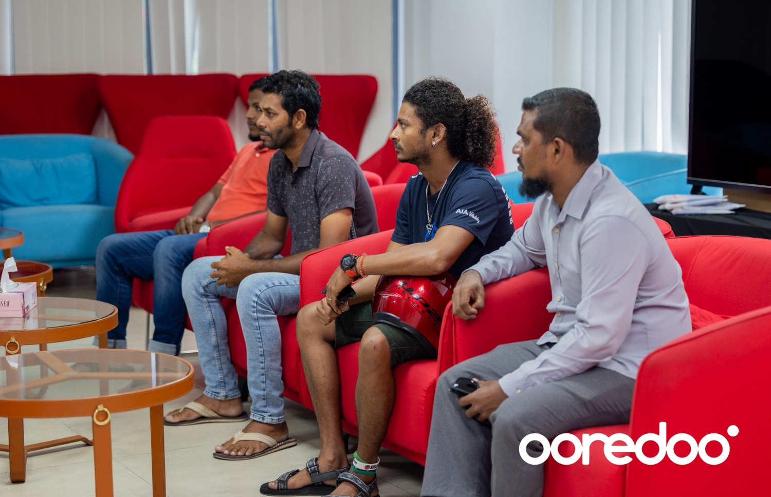 ނަސީބުވެރިންނަށް ޓިކެޓް ހަވާލުކުރަން ބޭއްވި ބައްދަލުވުން. --ފޮޓޯ: އުރީދޫ