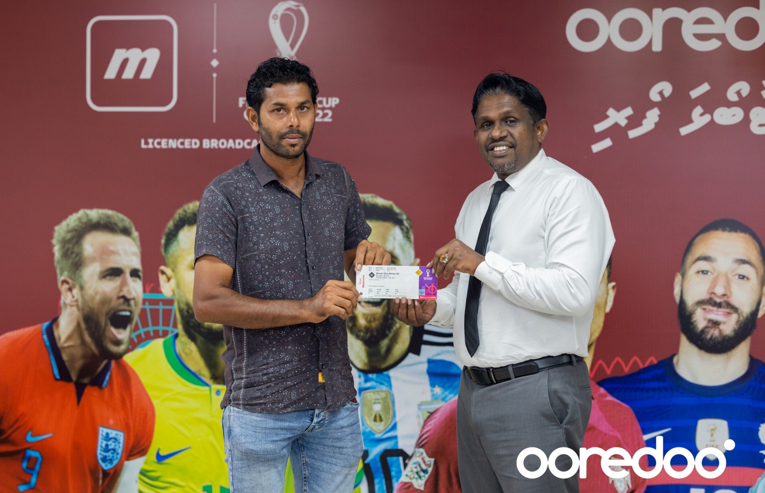 އުރީދޫގެ ސީސީއޯ ހުސެއިން ނިޔާޒް ނަސީބުވެރިއަކަށް ޓިކެޓް ހަވާލުކޮށްދެއްވަނީ ---ފޮޓޯ: އުރީދޫ