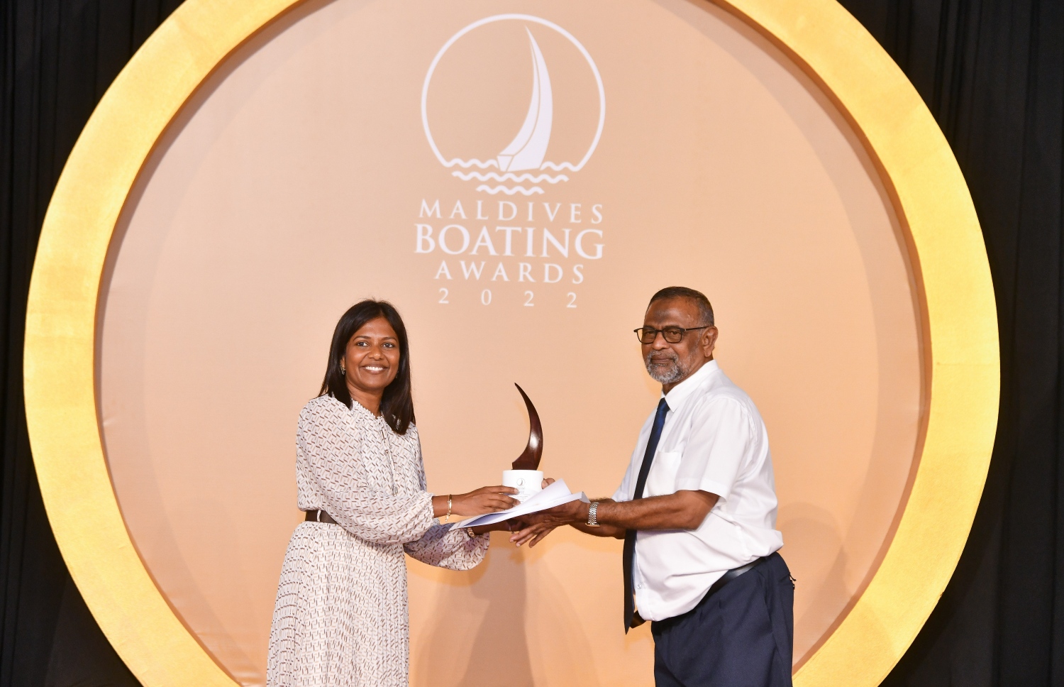 ވޮޔެޖަސް މޯލްޑިވްސްގެ ސީއީއޯ އައިންތު ސޮލާހު، އެމްޓީސީސީގެ އެވޯޑެއް ރޭ ހަވާލު ކޮށްދެއްވަނީ: ގިނަ އެވޯޑްތަކެއް އެމްޓީސީސީގެ ބައެއް މުވައްޒަފުން ހޯދި.---ފޮޓޯ: ފަޔާޒް މޫސާ | މިހާރު