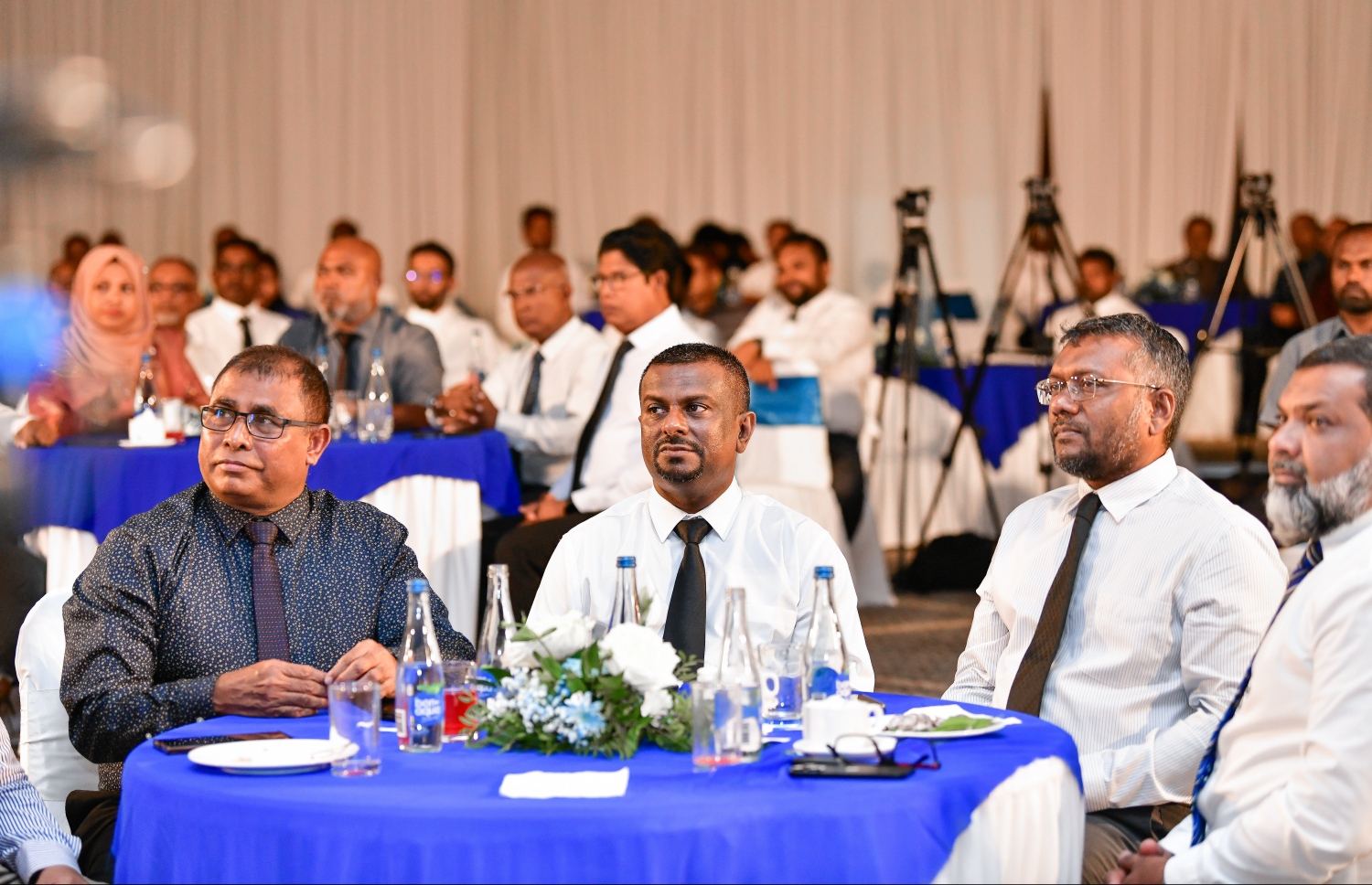 ރޭގެ ހަފުލާގައި ބައިވެރިވެވަޑައިގެންނެވި ބައެއް ބޭފުޅުން: ޑރ. އަބްދުﷲ މައުސޫމް (ވ)، އެންބީއޭއެމްގެ ރައީސް އިސްމާއިލް ހަމީދު (މ) އަދި އިކޮނޮމިކް މިނިސްޓަރު ފައްޔާޒް އިސްމާޢިލް (ކ) --ފޮޓޯ: ފަޔާޒް މޫސާ | މިހާރު