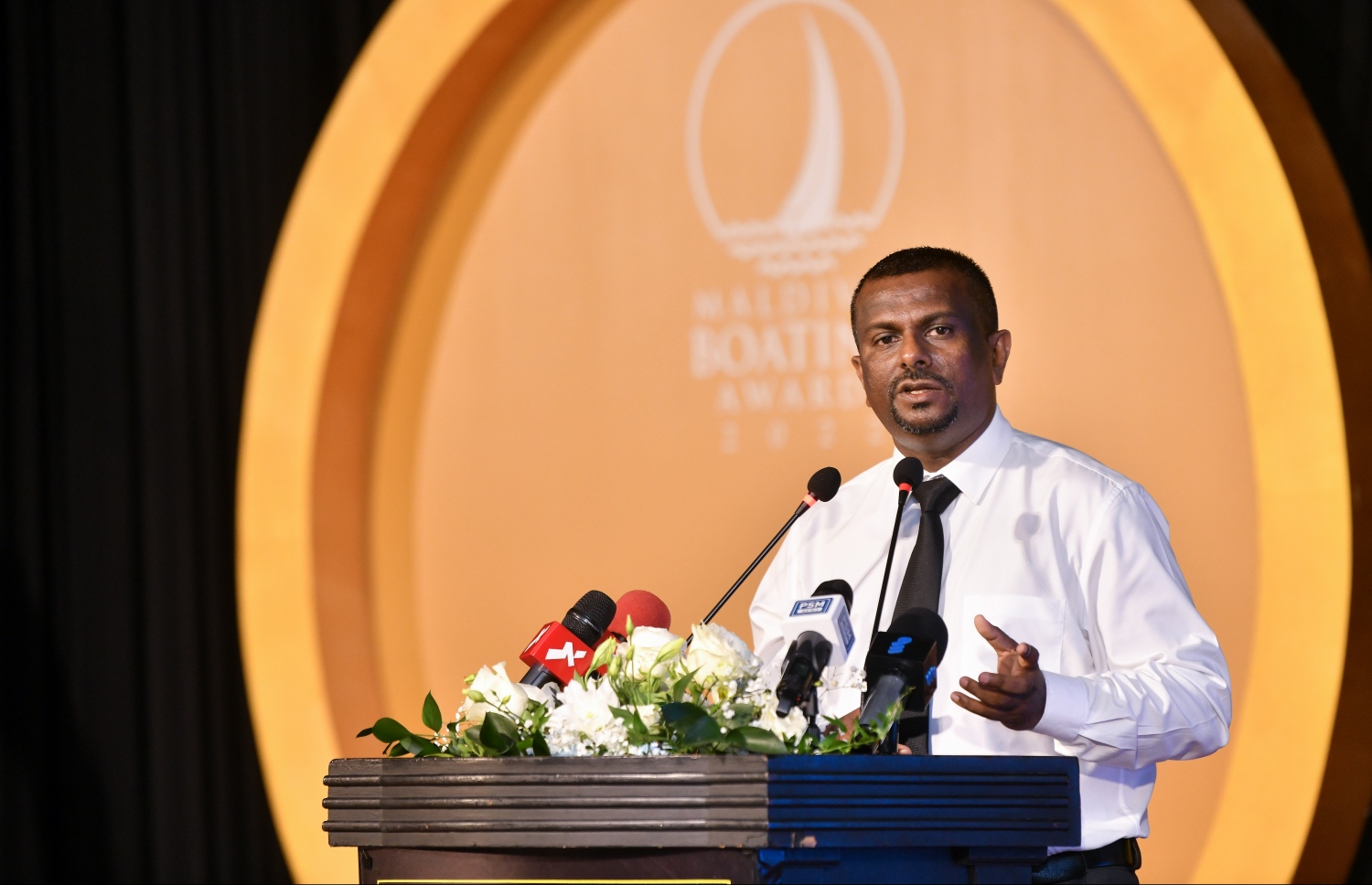 ރޭގެ ހަފްލާގައި އެންބީއޭއެމްގެ ރައީސް އިސްމާއިލް ހަމީދު ވާހަކަ ދައްކަވަނީ --ފޮޓޯ: ފަޔާޒް މޫސާ | މިހާރު