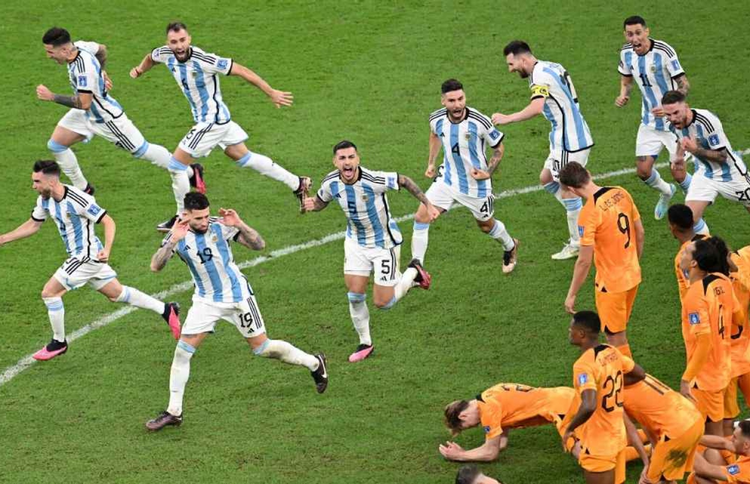 ނެދަލެންޑްސްގެ މައްޗަށް ޕެނަލްޓީގައި ކާމިޔާބު ހޯދުމަށް ފަހު އާޖެންޓީނާގެ ބައެއް ކުޅުންތެރިން ނެދަލެންޑްސްގެ ކުޅުންތެރިންނަށް ބޭއިހުތިރާމް ވާގޮތަށް އުފާފާޅު ކުރަނީ --- ފޮޓޯ: ގެޓީ އިމޭޖަސް