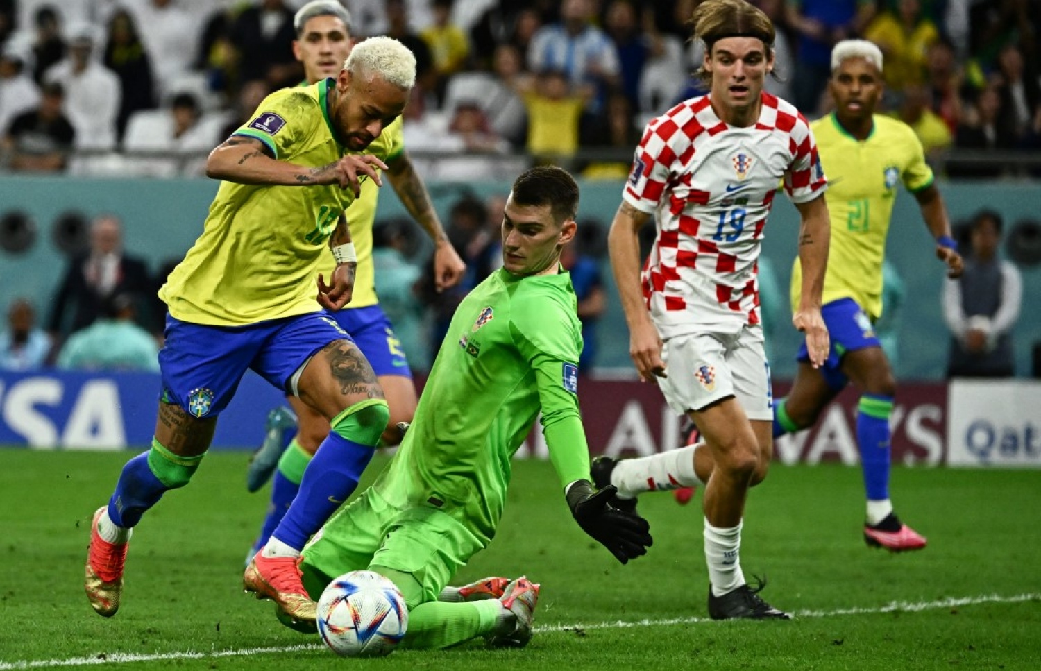 ކްރޮއޭޝިއާ ކޮޅަށް ގޯލު ޖަހަން ނޭމާ، ކީޕަރު ކައިރިން ނައްޓަނީ.-- ފޮޓޯ: އޭއެފްޕީ