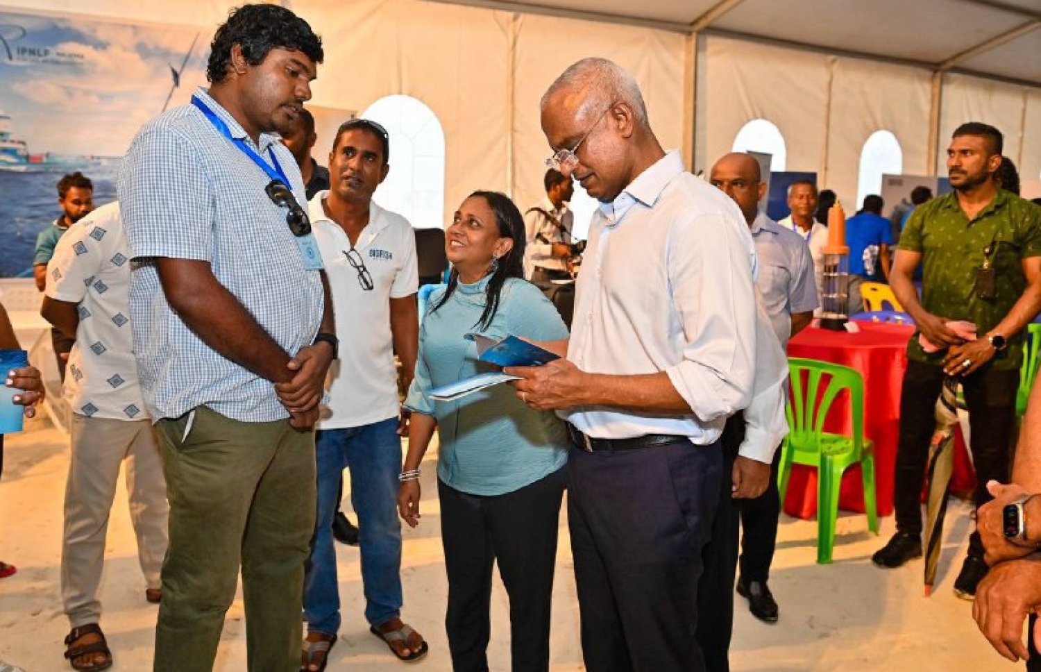 ބިގް ފިޝްގެ މައުލޫމާތު ހިމެނޭ ބުކްލެޓެއް ރައީސް އިބްރާހިމް މުހައްމަދު ސޯލިހު ބައްލަވާލައްވަނީ. -- ފޮޓޯ: ބިގް ފިޝް