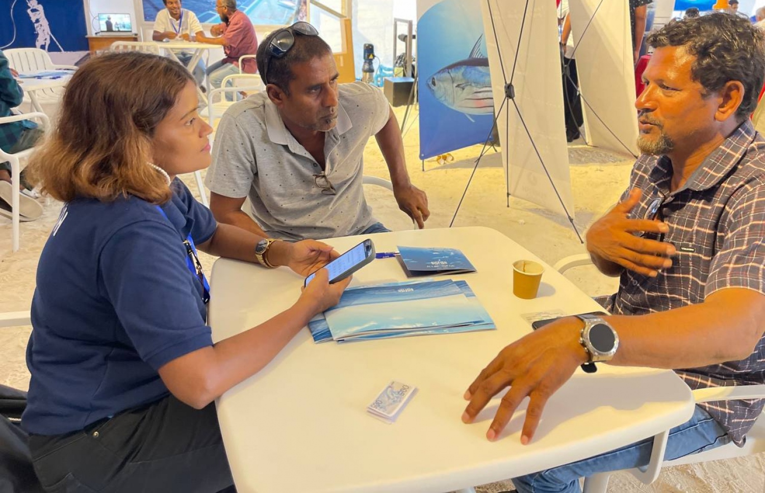 މަސްވެރިންގެ ދުވަހުގެ މުނާސަބަތުގައި ގދ. ފަރެސްމާތޮޑގައި ކުރިއަށް ދިޔަ ހަރަކާތްތަކުގައި ބިގް ފިޝްއިން މަސްވެރިންނާ މައުލޫމާތު ހިއްސާކުރަނީ. -- ފޮޓޯ: ބިގް ފިޝް