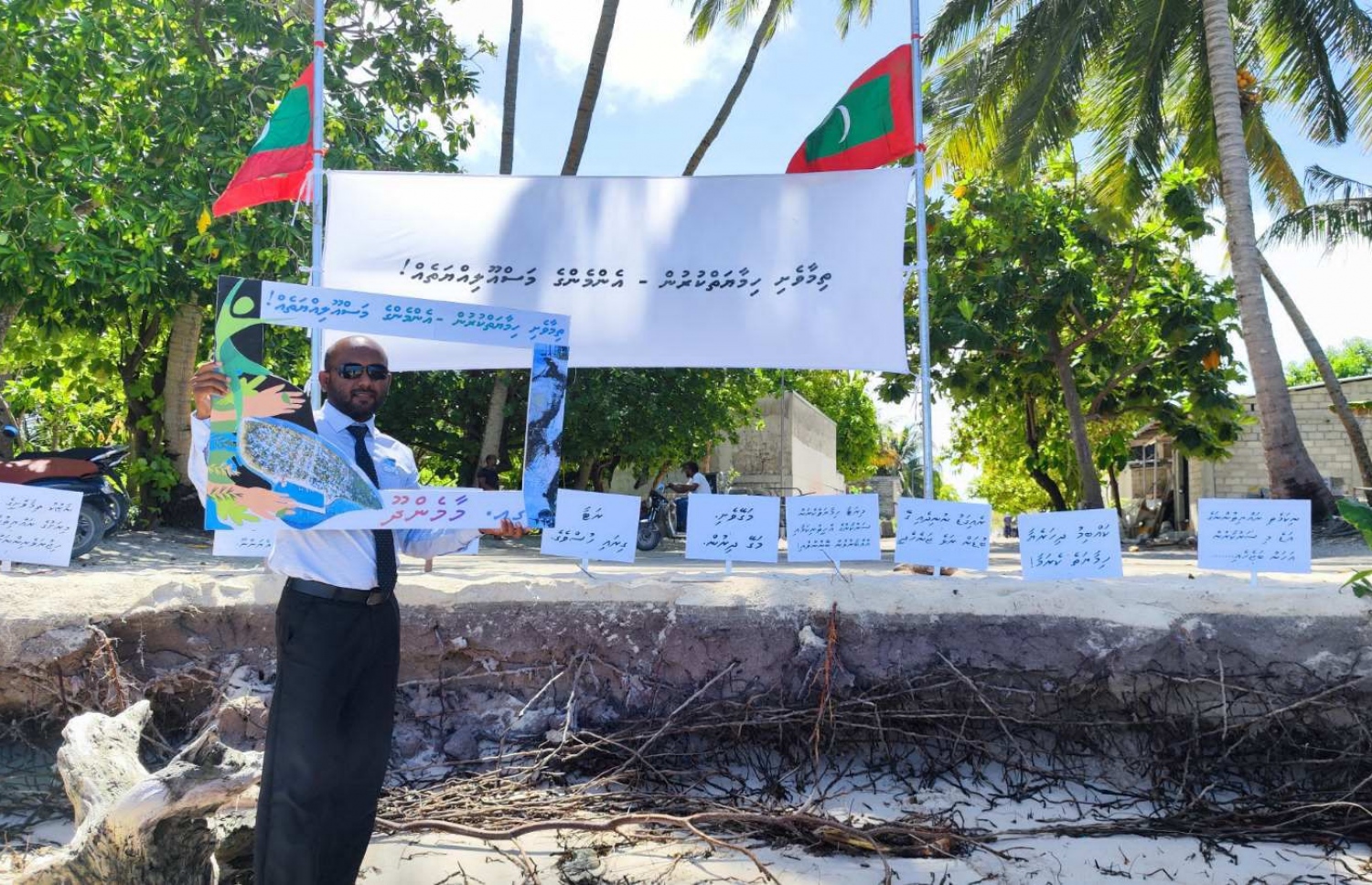 ގއ. މާމެންދޫގެ ރަށް ގިރުމުގެ މައްސަލަ ހަލުނުކޮށްދިނުމުން އެ ރަށު ކައުންސިލުގެ އާންމު ޖަލްސާ ރަށުގެ ގިރާ ސަރަހައްދުގައި ބޭއްވުން -- ފޮޓޯ: މާމެންދޫ ކައުންސިލް