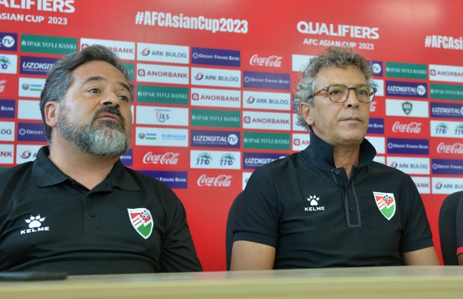 ގައުމީ ޓީމުގެ ކޯޗު މޮރިއޭރޯ (ކ) އާއި އޭނާގެ ތަރުޖަމާނަކަށް ކުރިން މަސައްކަތް ކުރި އެމިލިއޯ --- ފައިލް ފޮޓޯ: އެފްއޭއެމް