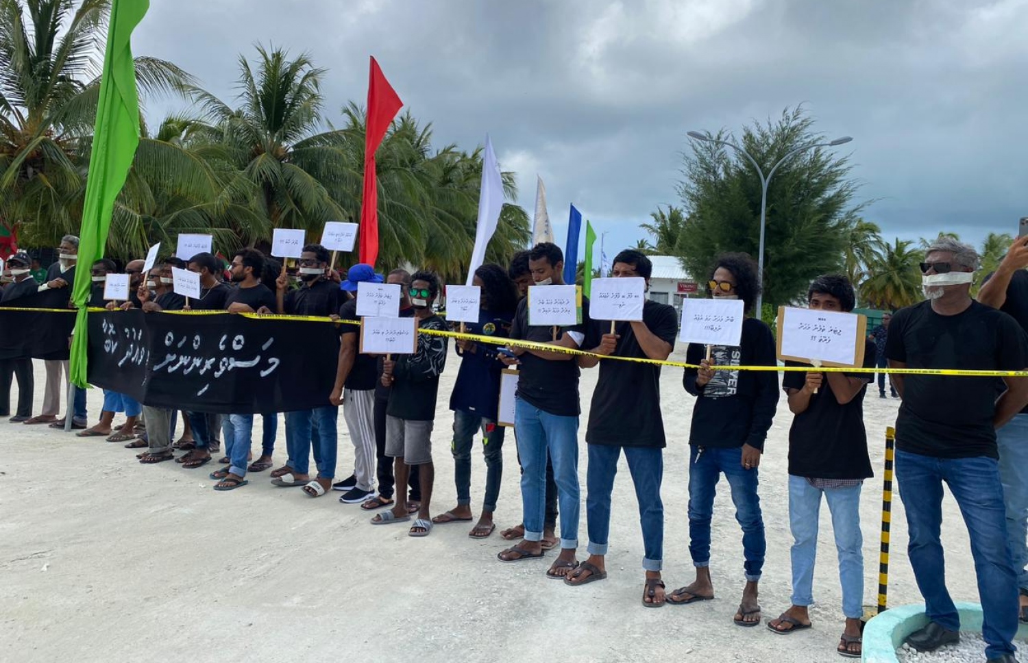 މަސްވެރިންގެ ދުވަހު ފަރެސްމާތޮޑާގައި މަސްވެރިން ކުރި އިހުތިޖާޖުގައި ބައިވެރިވި ބައެއް މީހުން.-- ފޮޓޯ: މިހާރު