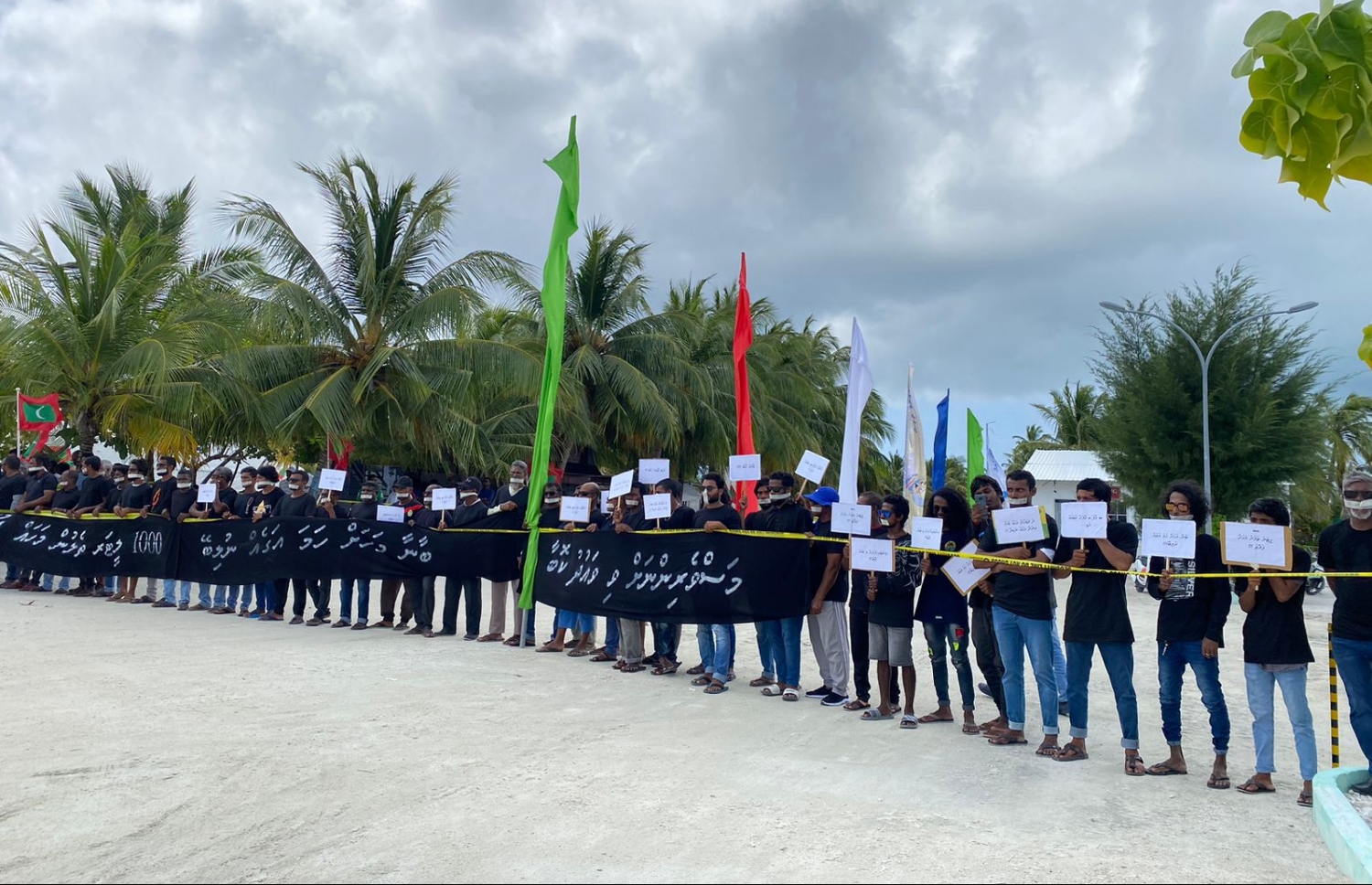 ފަރެސްމާތޮޑާގައި މަސްވެރިން ކުރި އިހުތިޖާޖުގައި ބައިވެރިވި މަސްވެރިން.-- ފޮޓޯ: މިހާރު