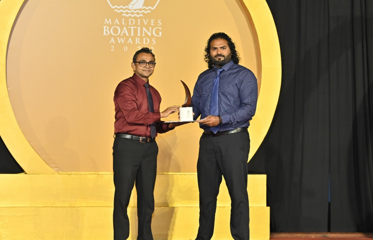 ބޯޓިން އެވޯޑުގައި އެލިއާ އަށް ލިބުނު އެވޯޑަކާއި އެލިއާގެ އިސްވެރިއެއް ހަވާލުވެލައްވަނީ. އަހަރުގެ އެންމެ މަގުބޫލު މެރިން އައުޓްބޯޑު އިންޖީނުގެ އެވޯޑު ވެސް ލިބިފައި ވަނީ އެލިއާއިން ވިއްކާ ޔަމަހާ އަށް. -- ފޮޓޯ: އެލިއާ