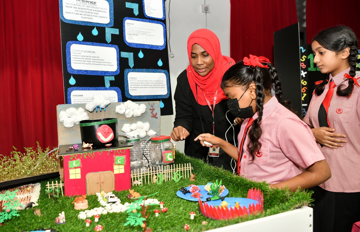 އިސްކަންދަރު ސްކޫލުގެ ސައިންސް ފެއާގައި ބައިވެރި ކޮށްފައިވާ އުފެއްދުމެއް މަސައްކަތް ކުރާ ގޮތް ކިޔައިދެނީ.---ފޮޓޯ: ފަޔާޒު މޫސާ| މިހާރު