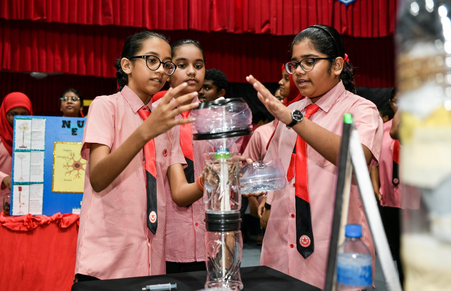 އިސްކަންދަރު ސްކޫލްގެ ސައިންސް ފެއާގައި ކުދިންތަކެއް އުފައްދާފައިވާ، ފެން ފިލްޓަރު ކުރާ ނިޒާމެއް މަސައްކަތް ކުރާ ގޮތް ދައްކާލަނީ.---ފޮޓޯ: ފަޔާޒު މޫސާ| މިހާރު