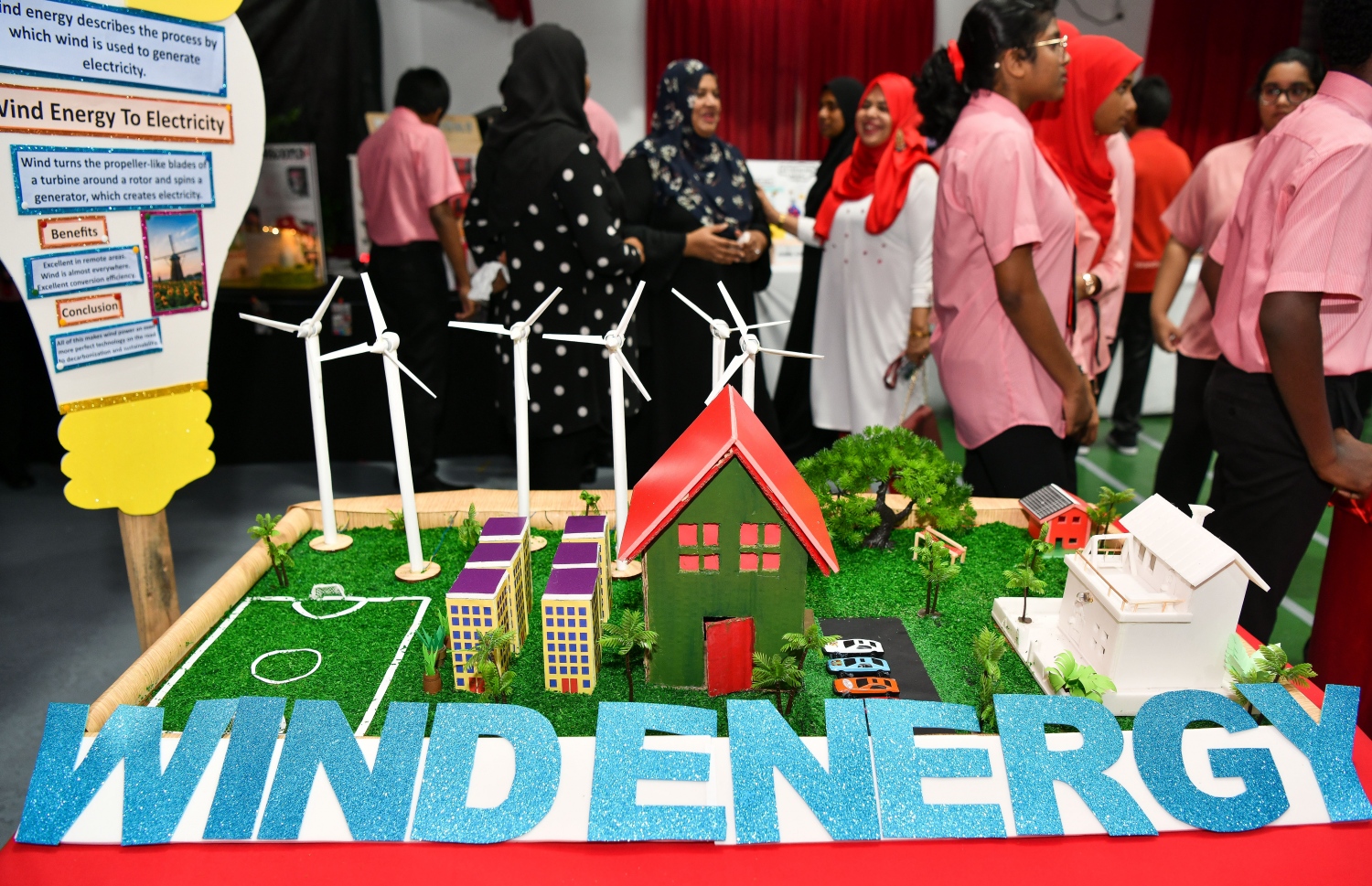 ވިންޑް މިލް ބޭނުންކޮށްގެން ވައިން ކަރަންޓު އުފައްދާ ގޮތް އިސްކަންދަރު ސްކޫލުން ބޭއްވި ސައިންސް ފެއާގައި ދައްކާލަނީ.---ފޮޓޯ: ފަޔާޒު މޫސާ| މިހާރު