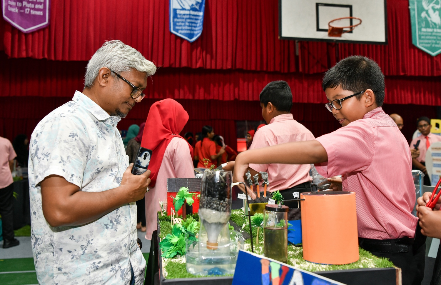 ފެން ސާފުކޮށް ފިލްޓަރު ކުރެވޭ ގޮތަށް ތައްޔާރު ކޮށްފައިވާ ޕްރޮޖެކްޓަކާ ބެހޭ މައުލޫމާތު އިސްކަންދަރު ސްކޫލްގެ ސައިންސް ފެއާގައި ދެނީ.--- ފޮޓޯ: ފަޔާޒު މޫސާ | މިހާރު