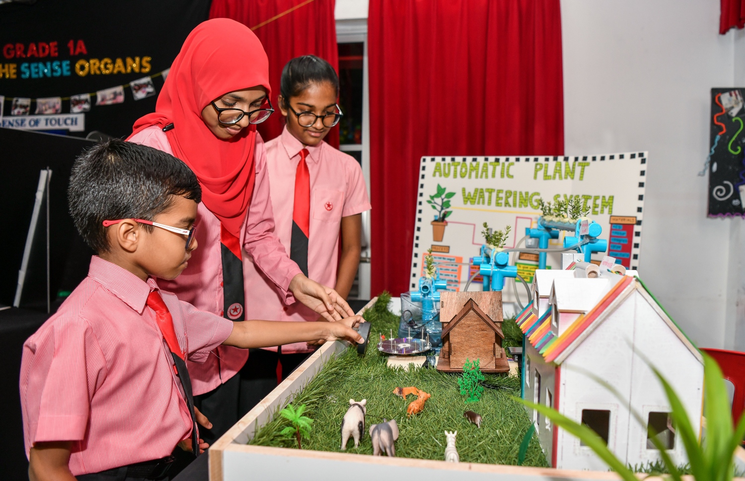 އިސްކަންދަރު ސްކޫލުގެ ގްރޭޑް 7 ގެ ކުދިންތަކެއް ތައްޔާރު ކޮށްފައިވާ "އޮޓޮމެޓިކް ޕްލާންޓް ވޯޓަރިން ސިސްޓަމް" މަސައްކަތް ކުރާ ގޮތް އެ ސްކޫލުގެ އެހެން ކުއްޖަކަށް ސައިންސް ފެއާގައި ދައްކާލަނީ.--- ފޮޓޯ: ފަޔާޒު މޫސާ | މިހާރު