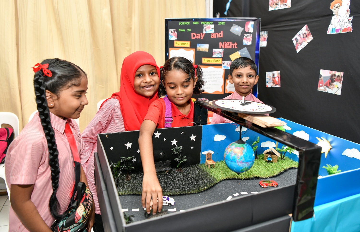 ދުވާލާއި ރޭގަނޑު ދައުރުވާ ގޮތް އަދި ވަގުތު ހިންގާ ގޮތް ދައްކުވައި ދިނުމަށް އިސްކަންދަރު ސްކޫލްގެ ކުދިން ތައްޔާރު ކޮށްފައިވާ ޕްރޮޖެކްޓެއްގެ ކައިރީގައި އެ ސްކޫލްގެ ކުދިންތަކެއް ހަރަކާތްތެރިވަނި.--- ފޮޓޯ: ފަޔާޒު މޫސާ | މިހާރު