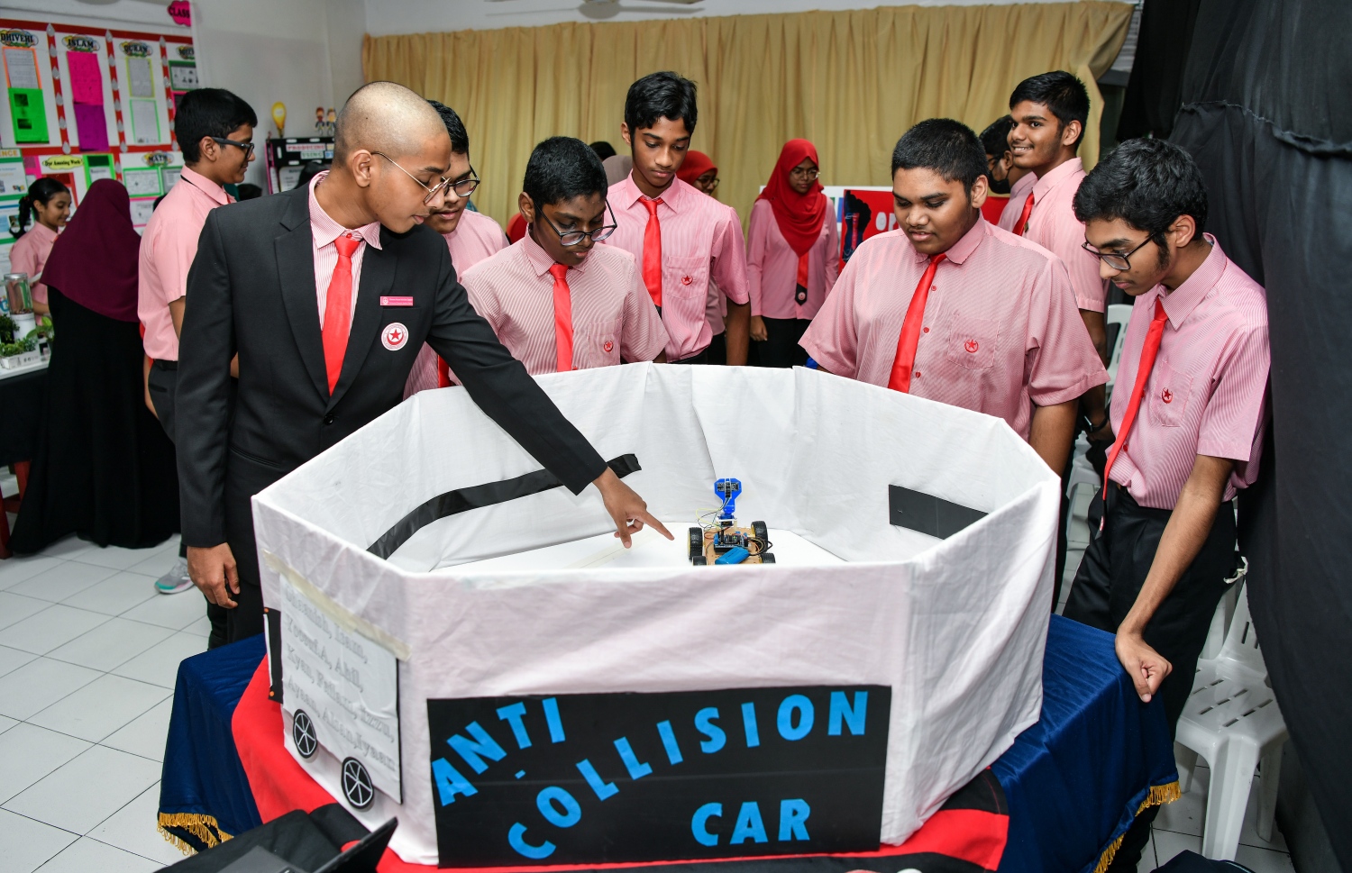 އިސްކަންދަރު ސްކޫލްގެ ކުދިން އުފައްދާފައިވާ އެންޓި ކޮލިޝަން ކާރެއް މަސައްކަތް ކުރާ ގޮތް ކުދިންތަކެއް ބަލާލަނީ: ކޮލިޝަން އެވޮއިޑެންސް ސިސްޓަމްތަކުގައި ބޭނުންކުރަނީ ތަފާތު ޓެކްނޮލޮޖީތަކާއި ސެންސަރުތައް ކަމަށްވާ ރާޑަރާއި ލޭޒާ އާއި ކެމެރާ އާއި ޖީޕީއެސް އަދި އާޓިފިޝަލް އިންޓެލިޖެންސް.--- ފޮޓޯ: ފަޔާޒު މޫސާ | މިހާރު