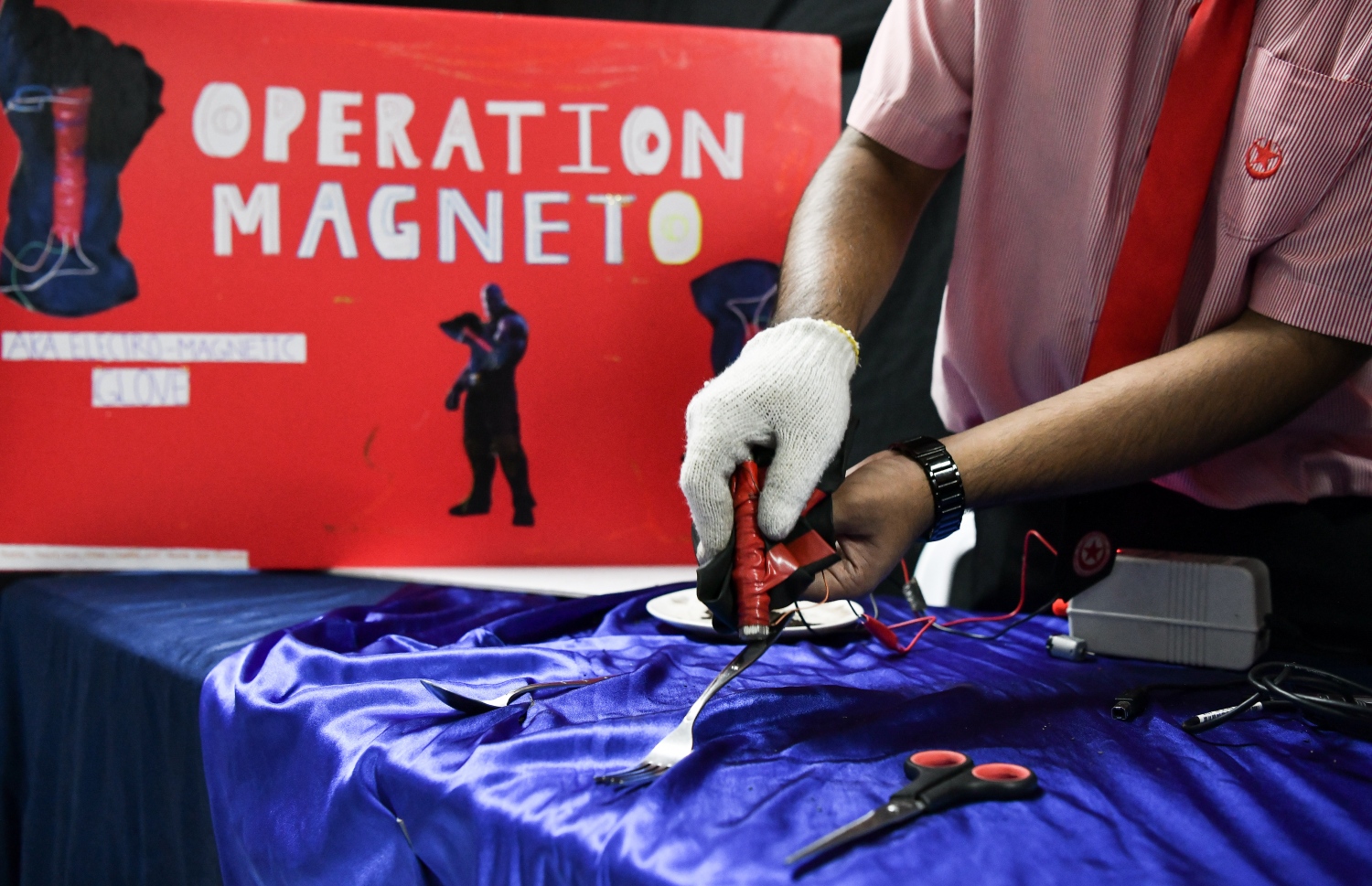 އިސްކަންދަރު ސްކޫލު ކުދިންތަކެއް އުފައްދާފައިވާ ދަގަތްފާނު ބާރުން އެއްޗެހި އުފުލާ "އޮޕަރޭޝަން މެގްނެޓޯ" މަސައްކަތްކުރާ ގޮތް ސައިންސް ފެއާގައި ދައްކާލަނީ.--- ފޮޓޯ: ފަޔާޒު މޫސާ | މިހާރު