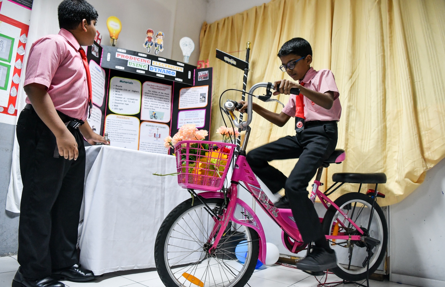 ބައިސިކަލް ބޭނުންކޮށްގެން ކަރަންޓު އުފައްދައިގެން، ބޭނުން ކުރެވޭނެ ގޮތަށް ތައްޔާރު ކޮށްފައިވާ ބައިސިކަލެއް އިސްކަންދަރު ސްކޫލްގެ ސައިންސް ފެއާގައި ބޭނުންކުރަނީ.--- ފޮޓޯޯ: ފަޔާޒު މޫސާ | މިހާރު