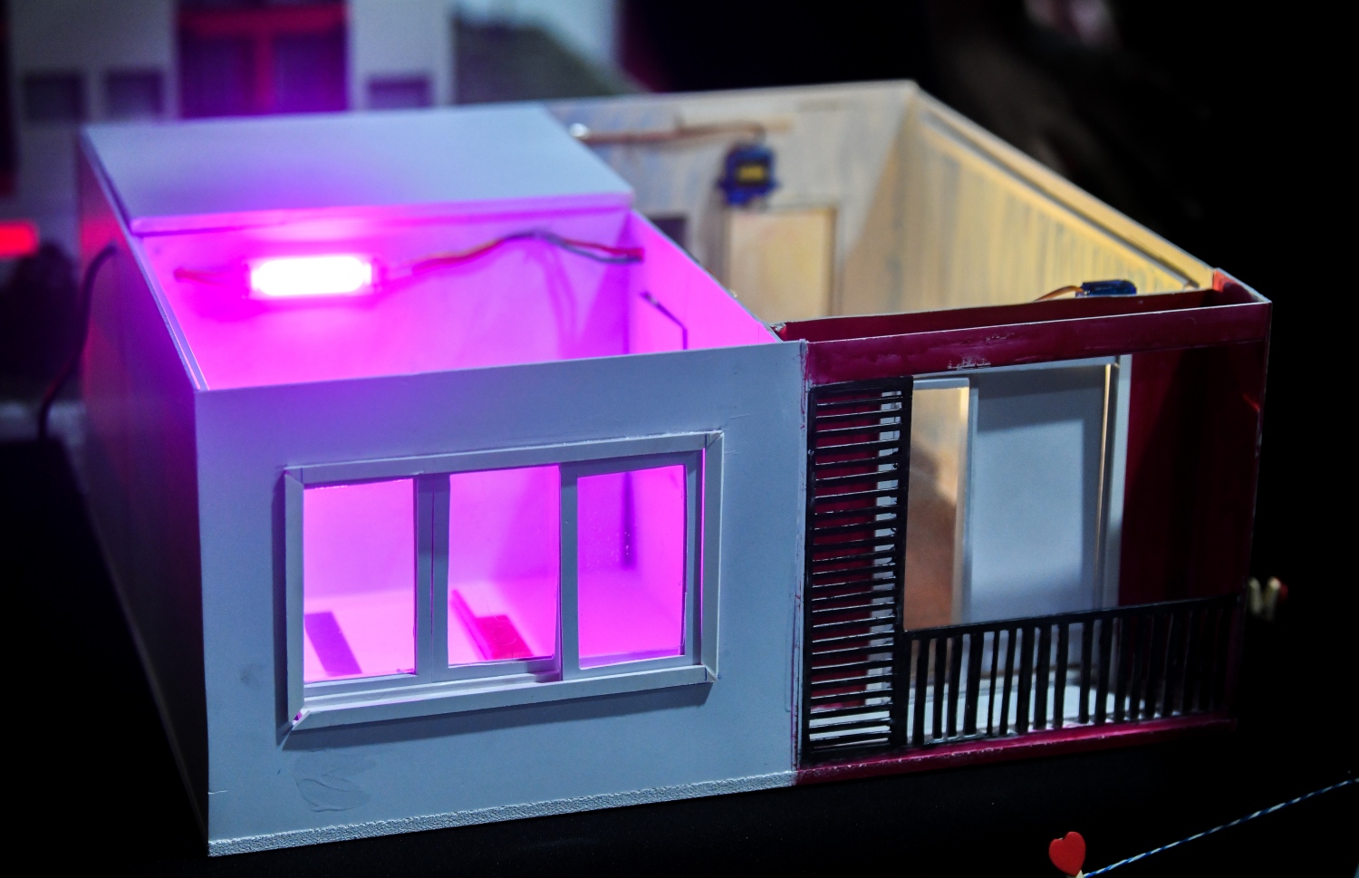 ހުޅުމާލޭގެ ހިޔާ ފްލެޓްގައި އަލިފާނުގެ ހާދިސާއެއް ހިނގައިފި ނަމަ އެ ތަންތަނުގައި ދިރިއުޅޭ މީހުންނަށް އެ ކަން ކުރިން އަންގައިދޭ އެލާމް ސިސްޓަމެއް އިސްކަންދަރު ސްކޫލްގެ ސައިންސް ފެއާގައި ދައްކާލަން ބަހައްޓާފައި.-- ފޮޓޯ: ފަޔާޒު މޫސާ | މިހާރު