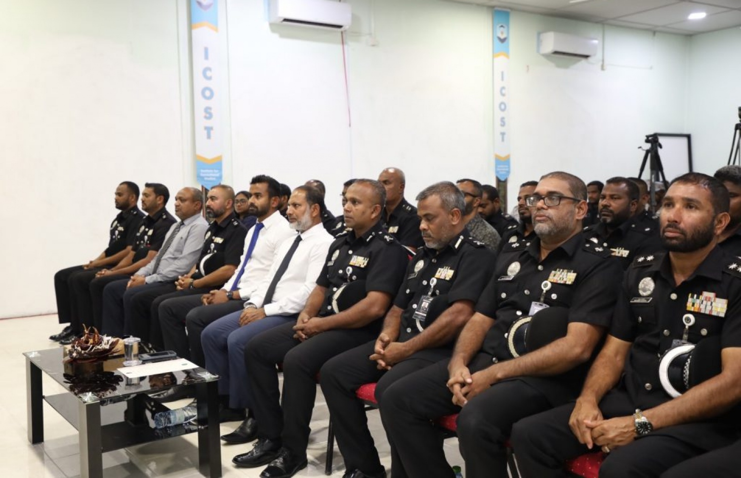 މޯލްޑިވްސް ކަރެކްޝަނަލް ސާވިސް އިން ޖަލުގައި ހިންގާ ޑްރަގް ރިހިބިލިޓޭޝަން ޕްރޮގްރާމްގެ ދެވަނަ ބުރުގައި ފެށުމަށް ބޭއްވި ރަސްމިއްޔާތުގައި ހޯމް މިނިސްޓަރު އިމްރާން އަބްދުﷲ އާއި ޕްރިޒަން ކޮމިޝަނަރު އަހުމަދު މުހައްމަދުފުޅު އަދި ކަރެކްޝަންސްގެ ބައެއް އިސްވެރިން. -- ފޮޓޯ: ކަރެކްޝަންސް